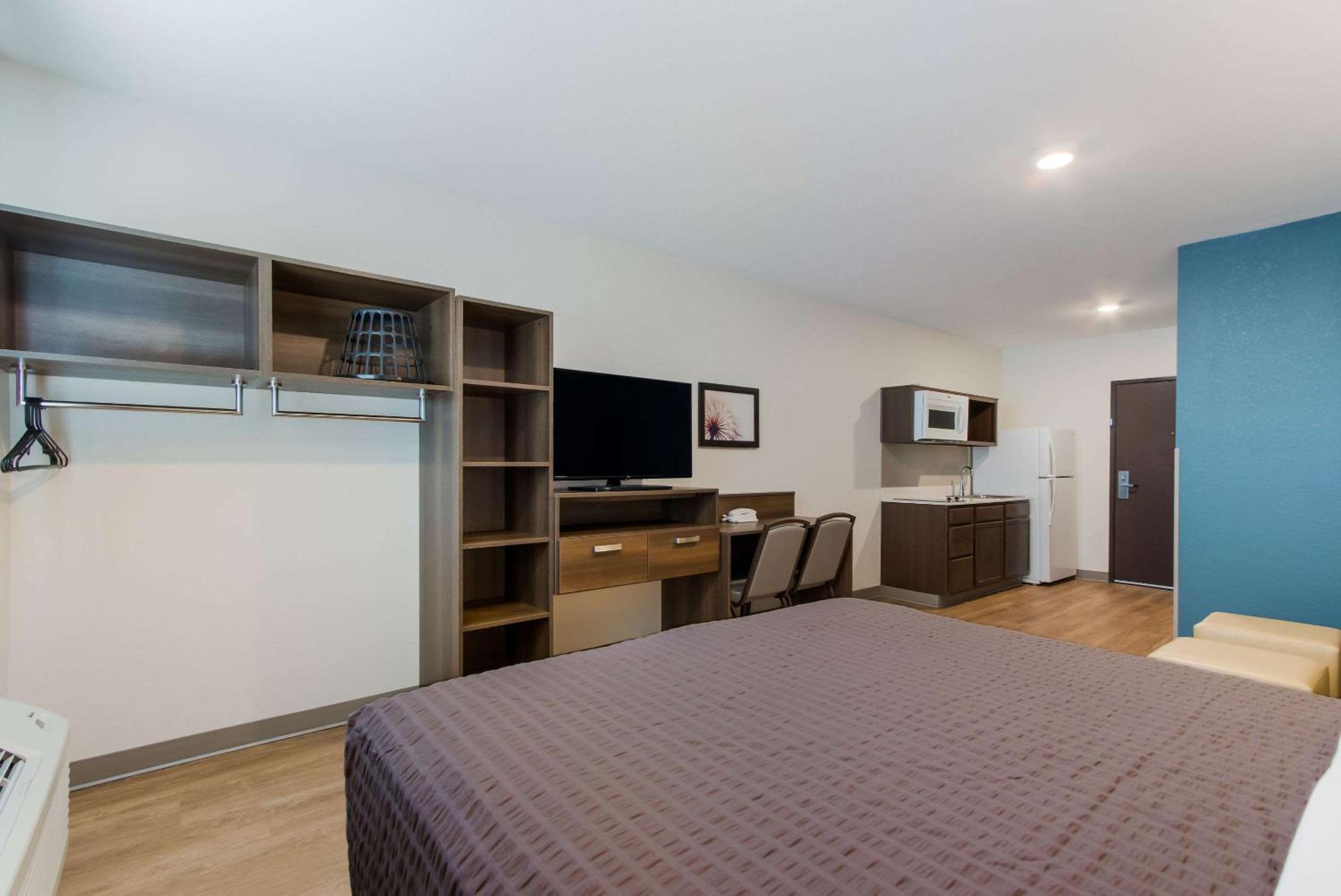 Standard Queen Room with Sofa Bed - Non-Smoking - Photo 4