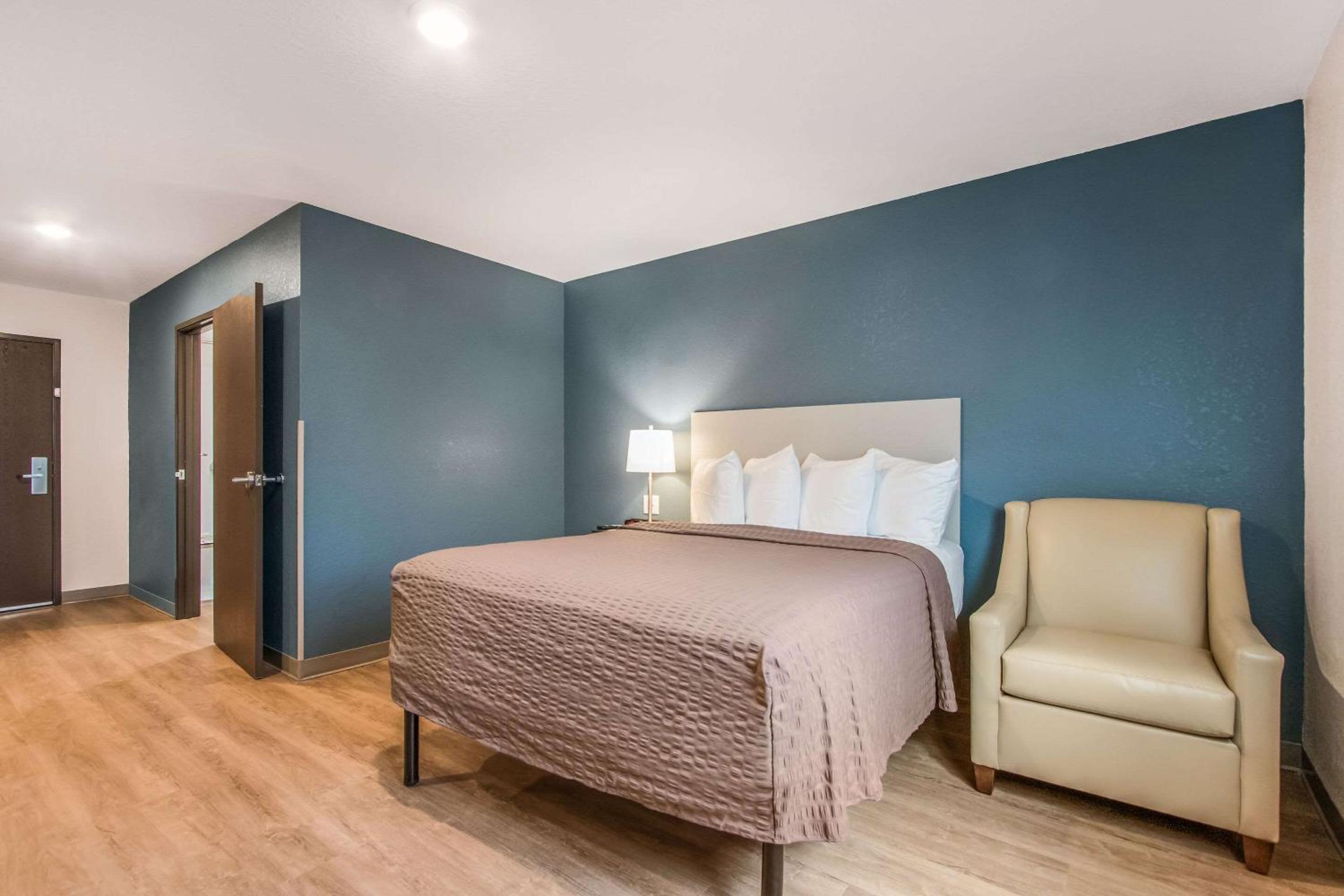 Queen Room  with Roll-In Shower - Disability Access/Non-Smoking photo 1