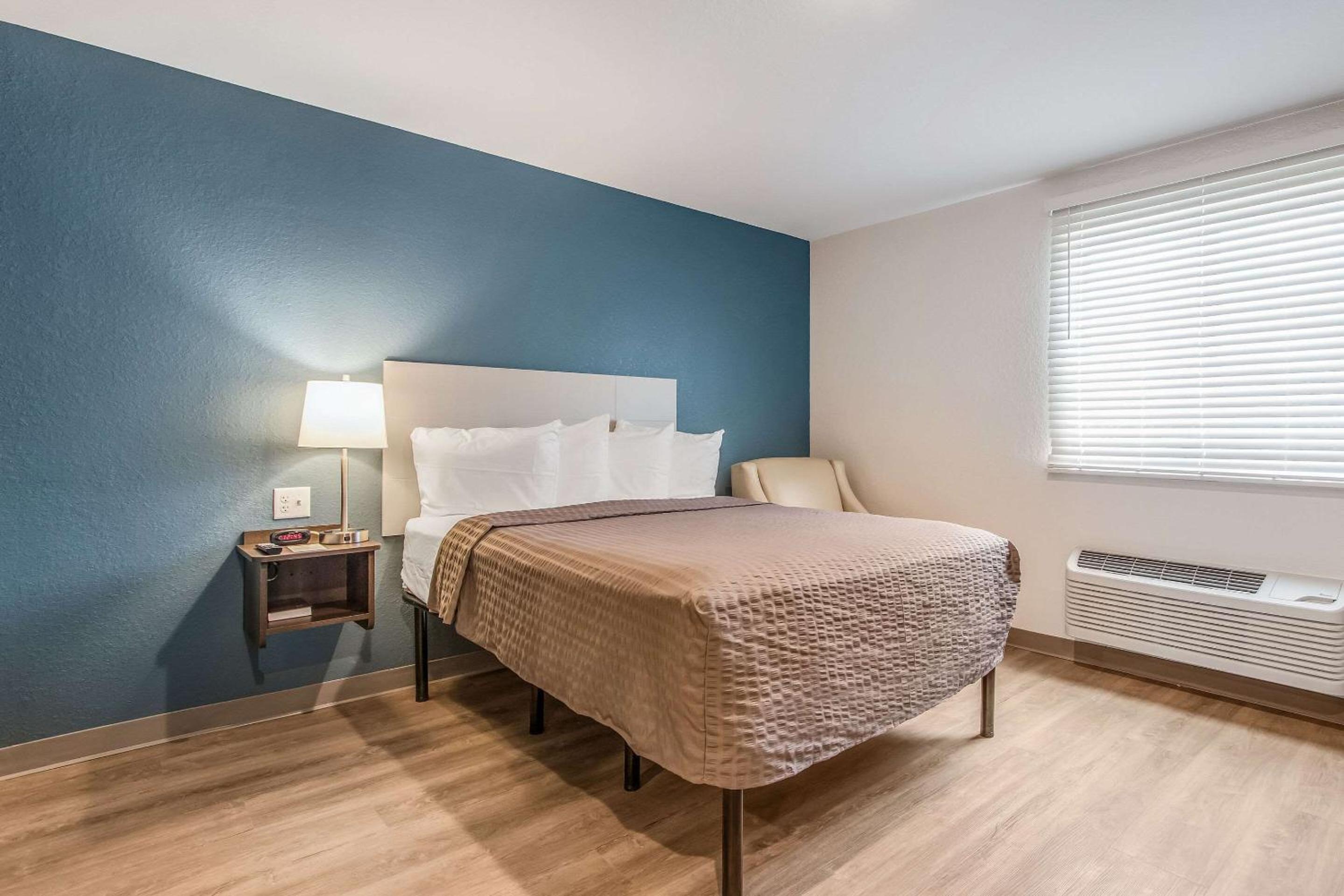 Queen Room  with Roll-In Shower - Disability Access/Non-Smoking photo 2