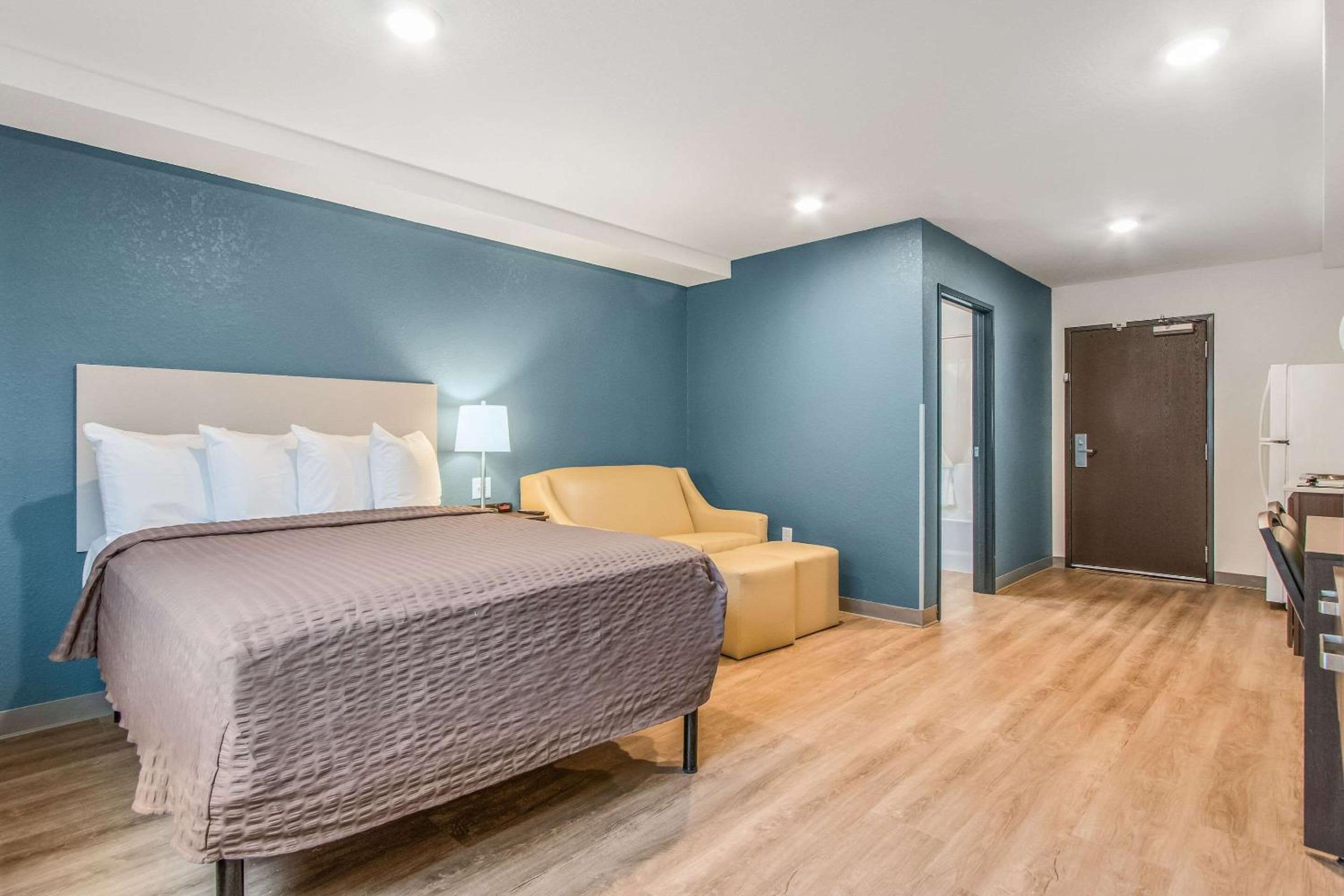Standard Queen Room with Sofa Bed - Non-Smoking photo 2
