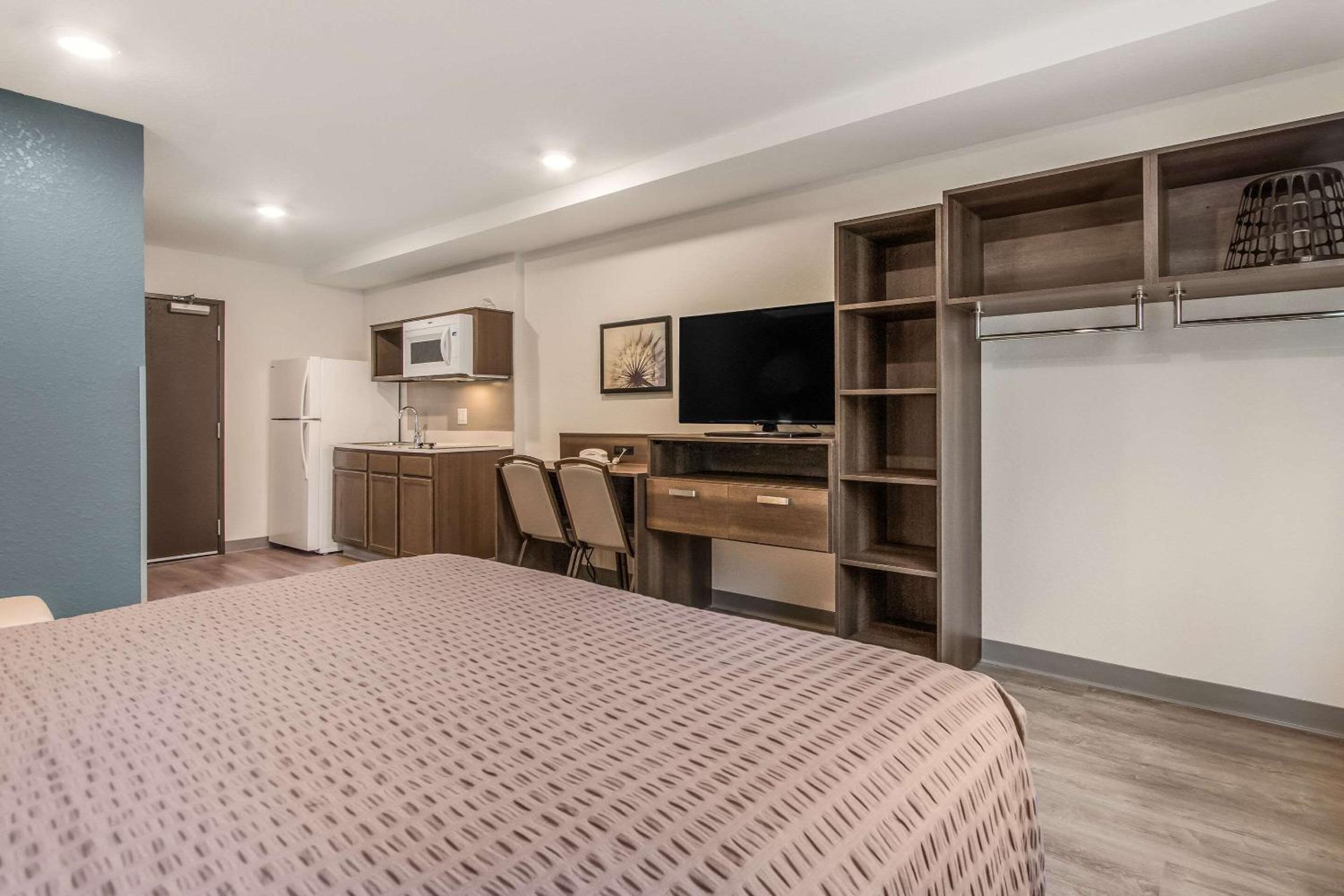 Standard Queen Room with Sofa Bed - Non-Smoking photo 1