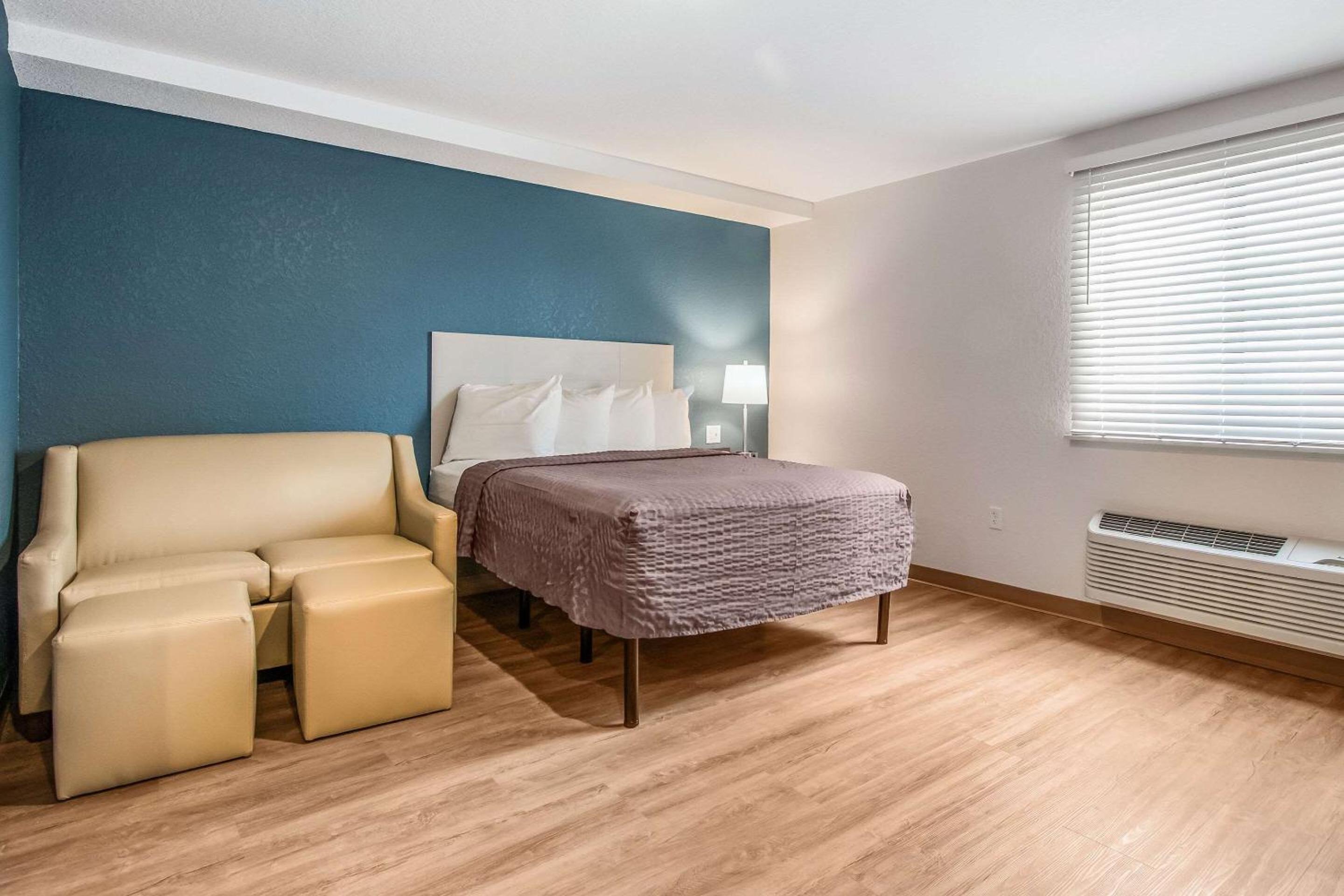 Queen Room  with Tub - Disability Access/Non-Smoking photo 1