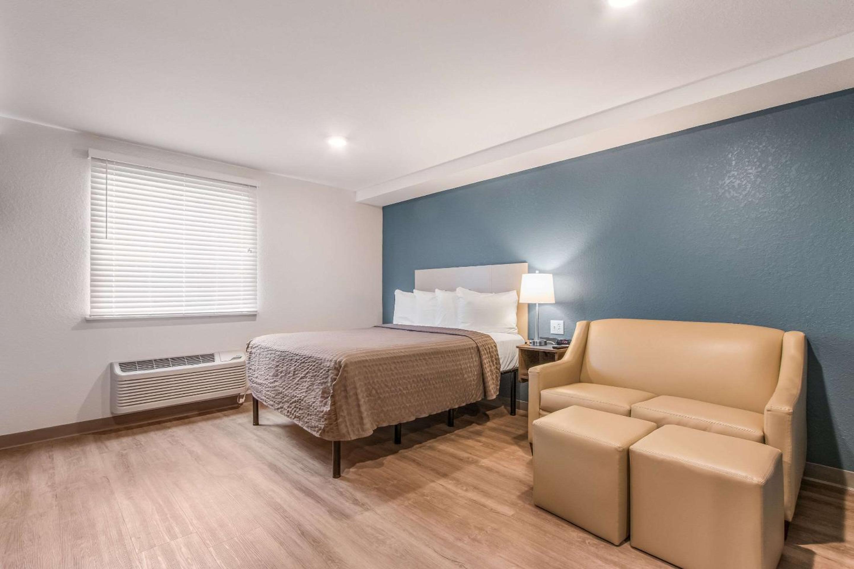 Standard Queen Room with Sofa Bed - Non-Smoking photo 3