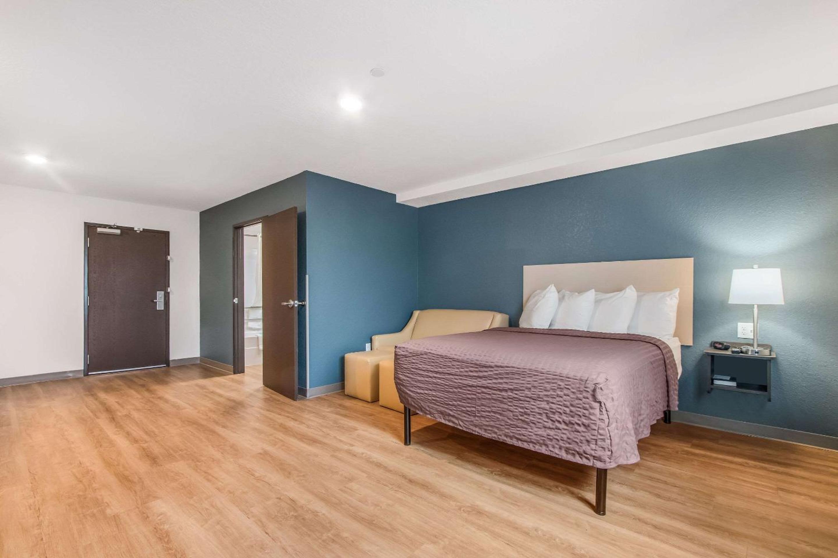 Queen Room  with Tub - Disability Access/Non-Smoking photo 3
