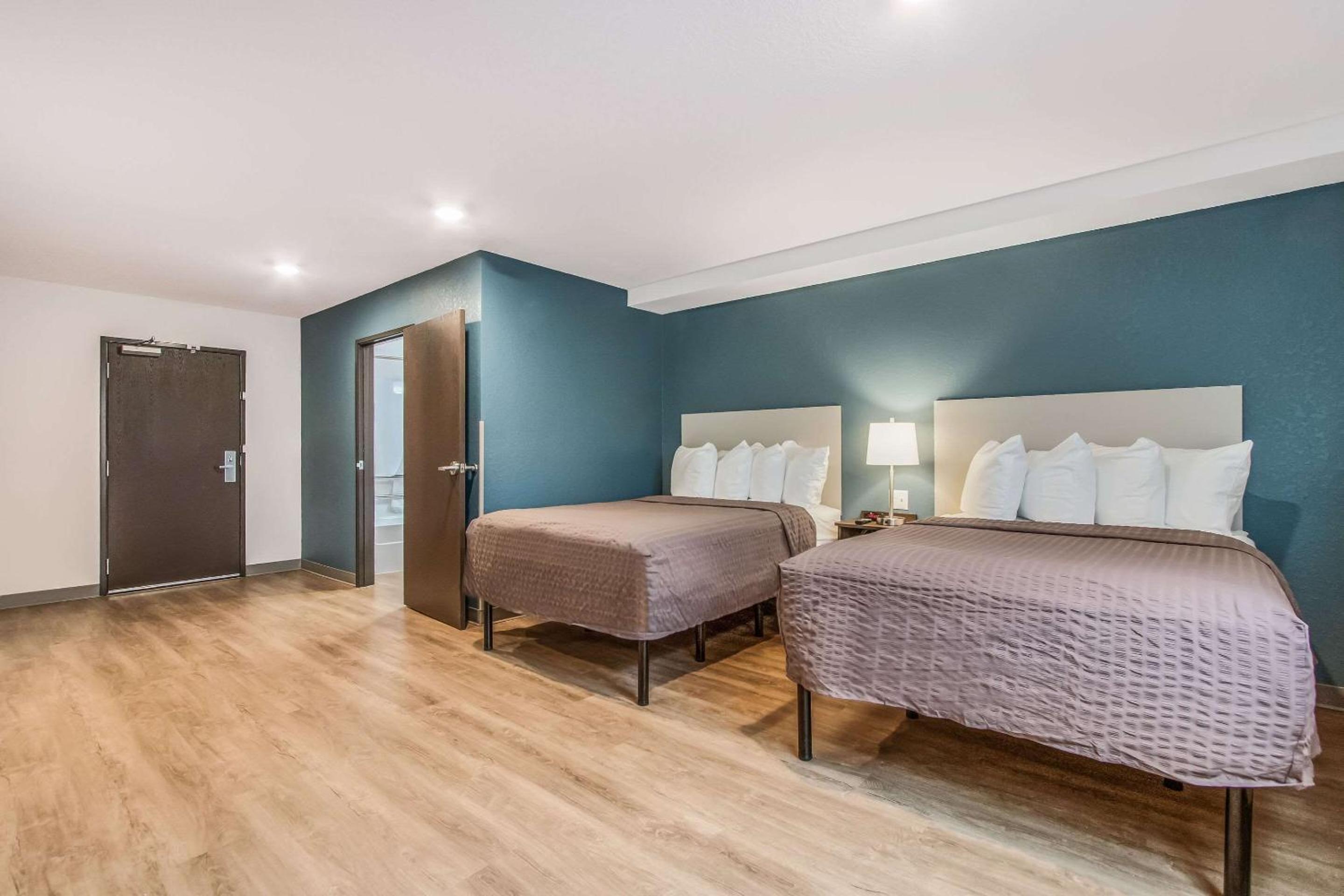 Double Room with Two Double Beds - Accessible/Non-Smoking photo 3