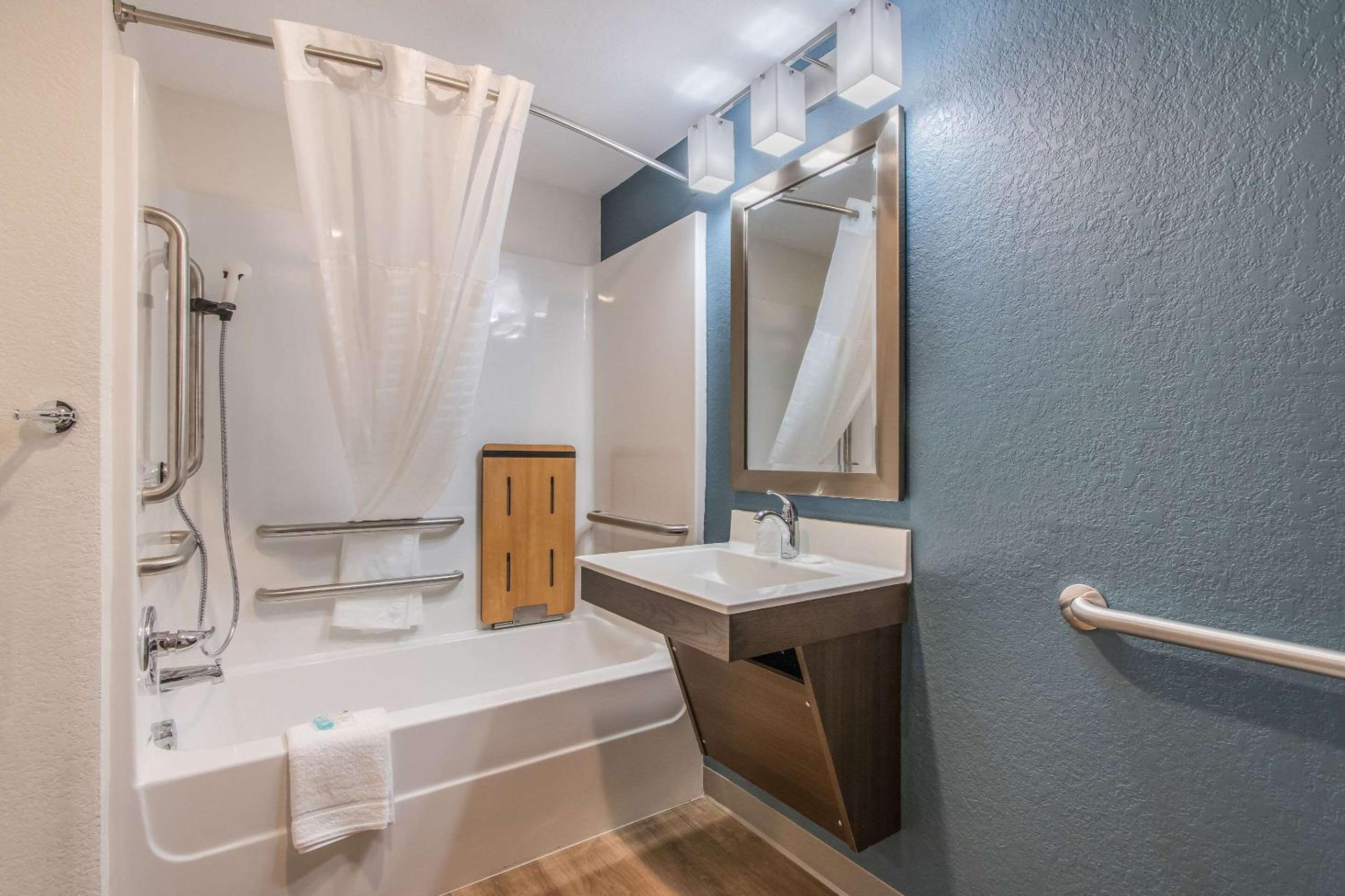 Double Room with Two Double Beds - Accessible/Non-Smoking photo 2