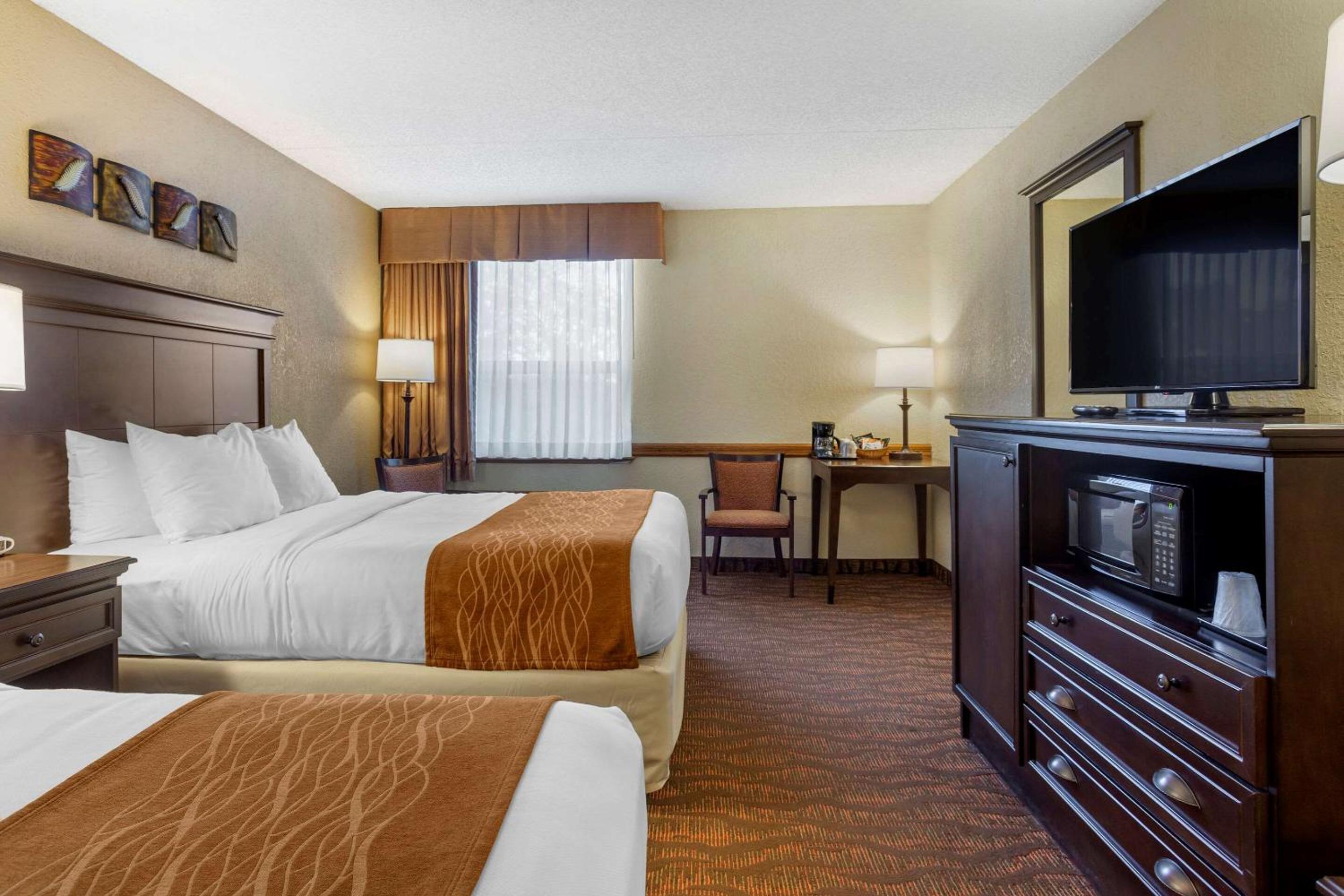Queen Room with Two Queen Beds - Non-Smoking - Photo 3