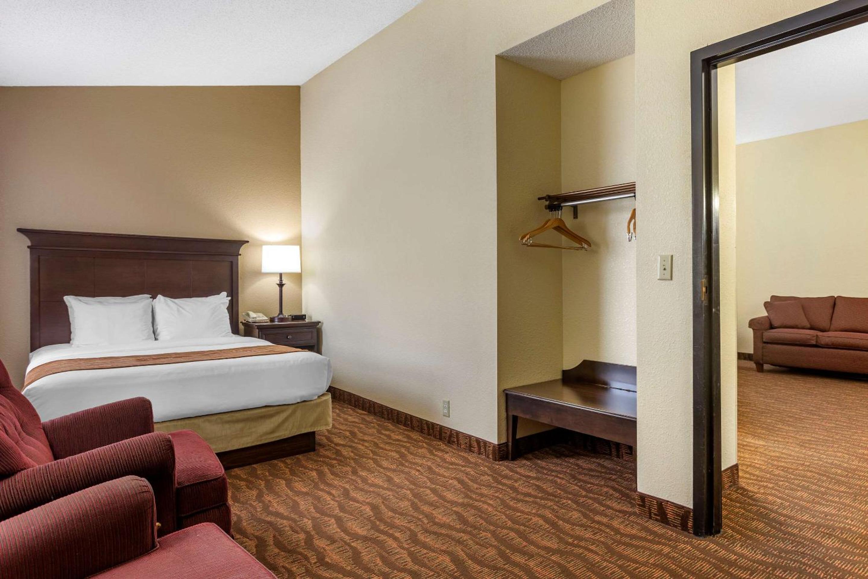 Queen Suite with Two Queen Beds - Non-Smoking - Photo 2