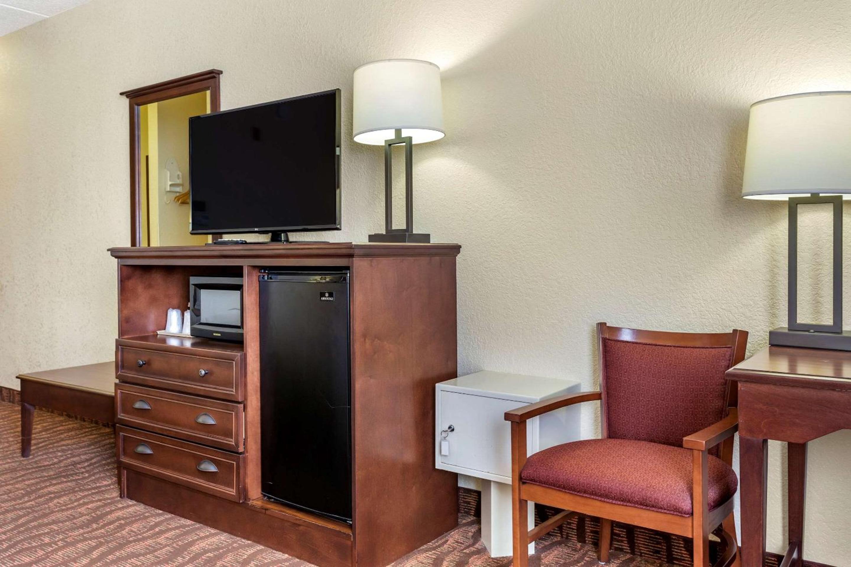Queen Room with Two Queen Beds - Non-Smoking - Photo 1