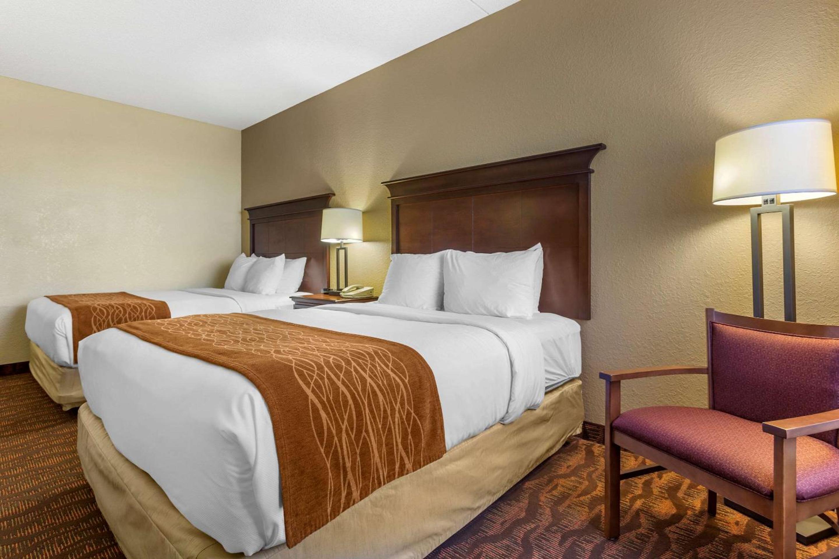 Queen Room with Two Queen Beds - Non-Smoking - Photo 7
