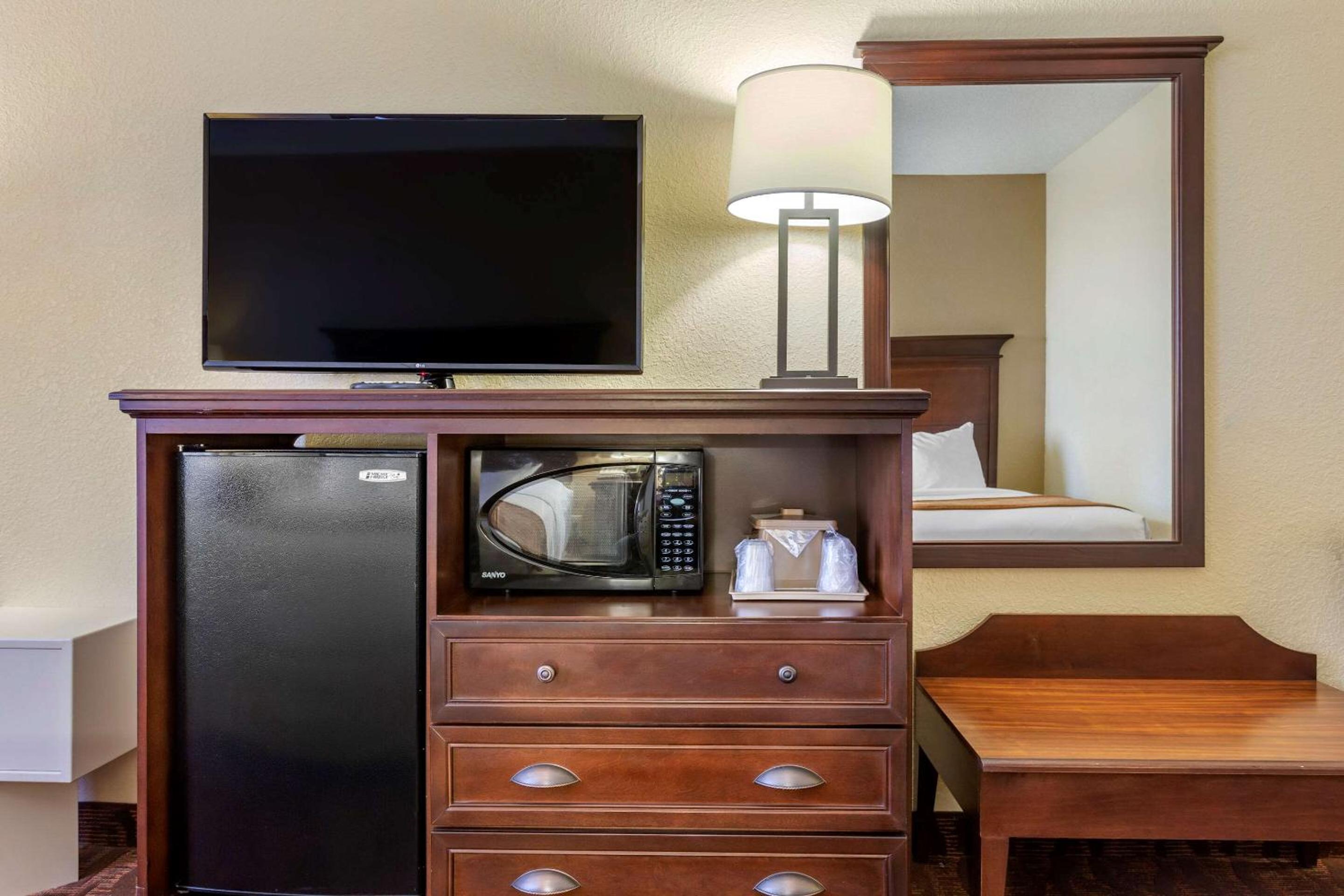 Queen Room with Two Queen Beds - Non-Smoking - Photo 2