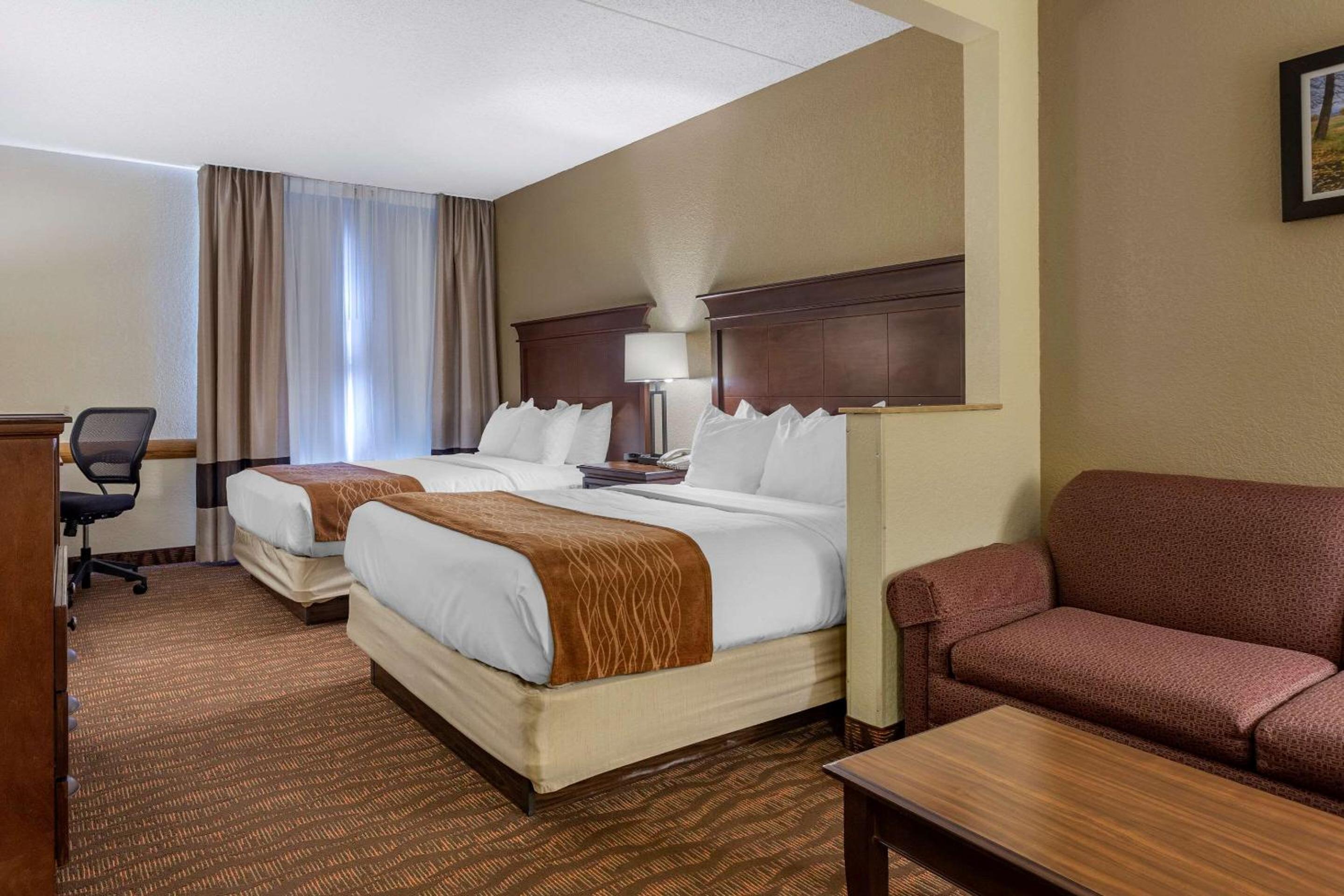 Queen Suite with Two Queen Beds - Non-Smoking - Photo 9