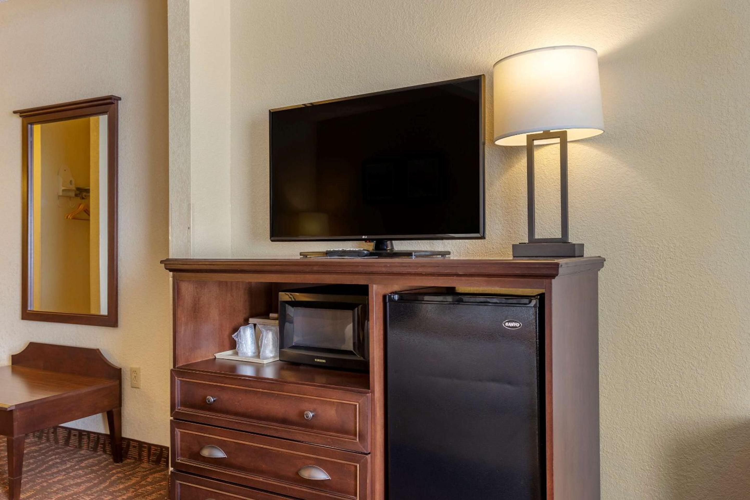 Queen Suite with Two Queen Beds - Non-Smoking - Photo 14
