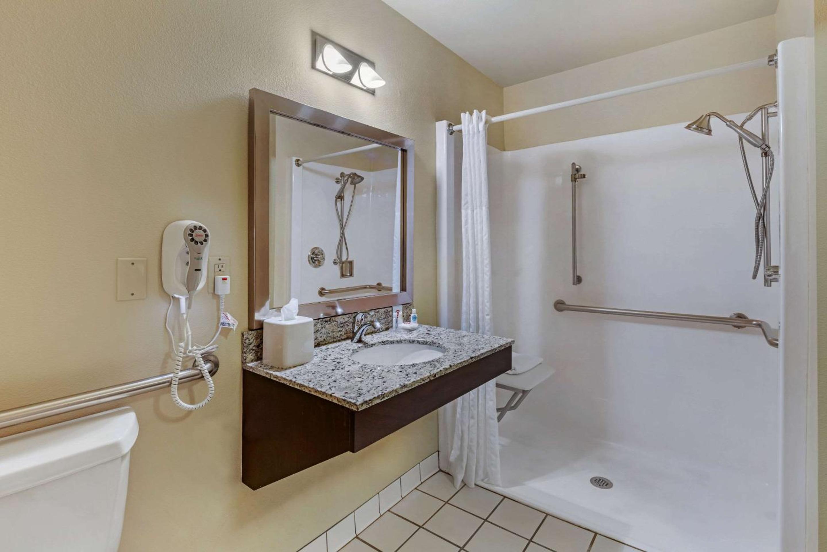 King Room - Accessible/Non-Smoking - Photo 2
