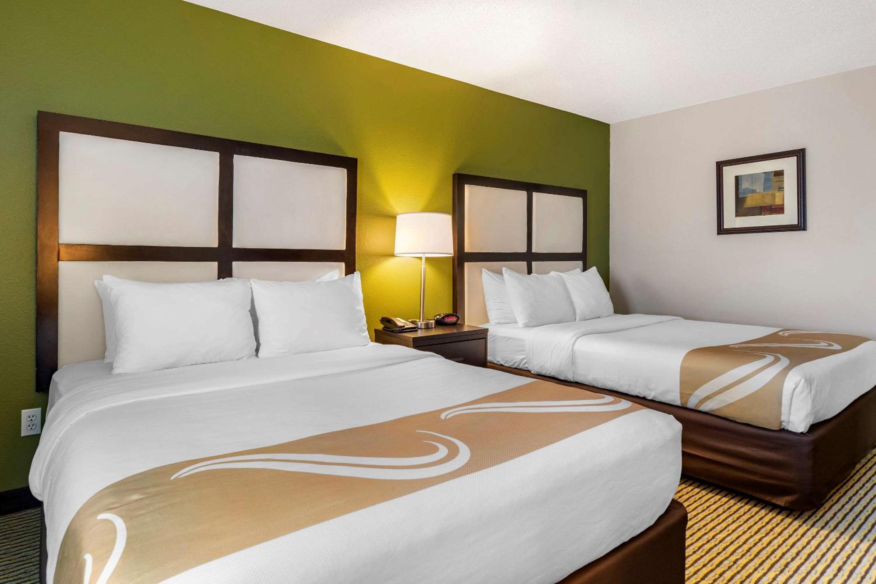 Queen Room with Two Queen Beds - Non-Smoking - Photo 7