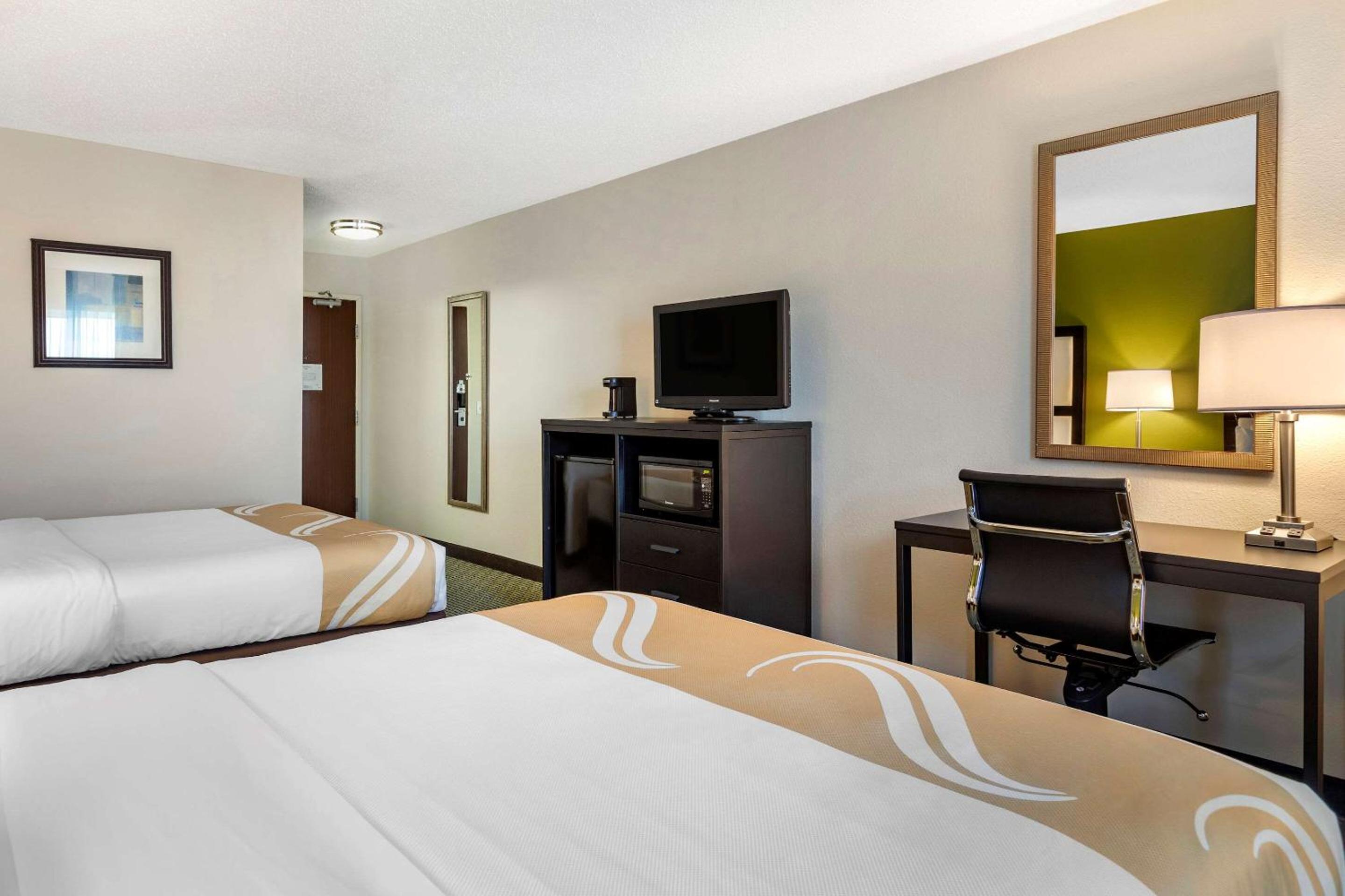 Queen Room with Two Queen Beds - Non-Smoking - Photo 2