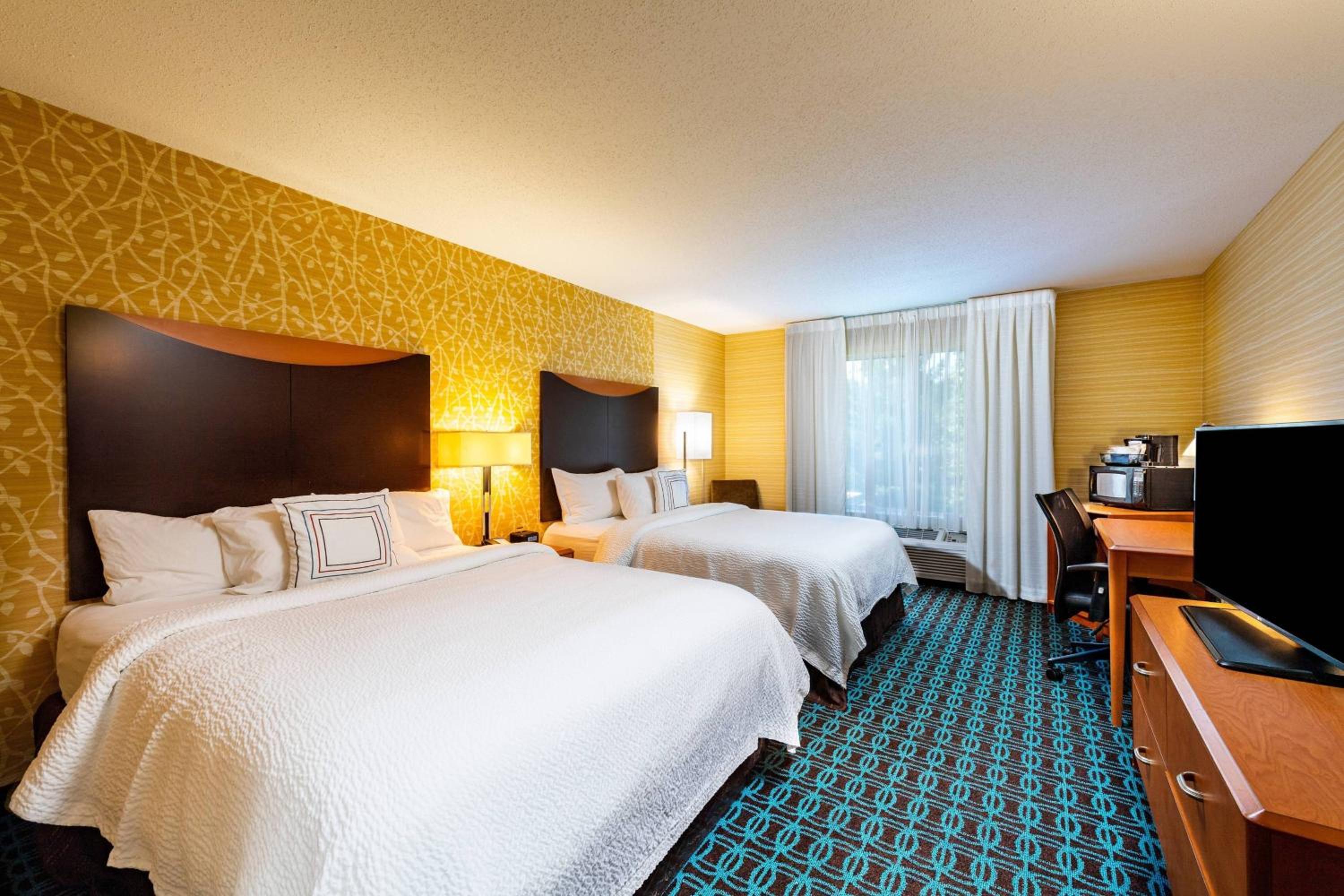Queen Room with Two Queen Beds photo 1