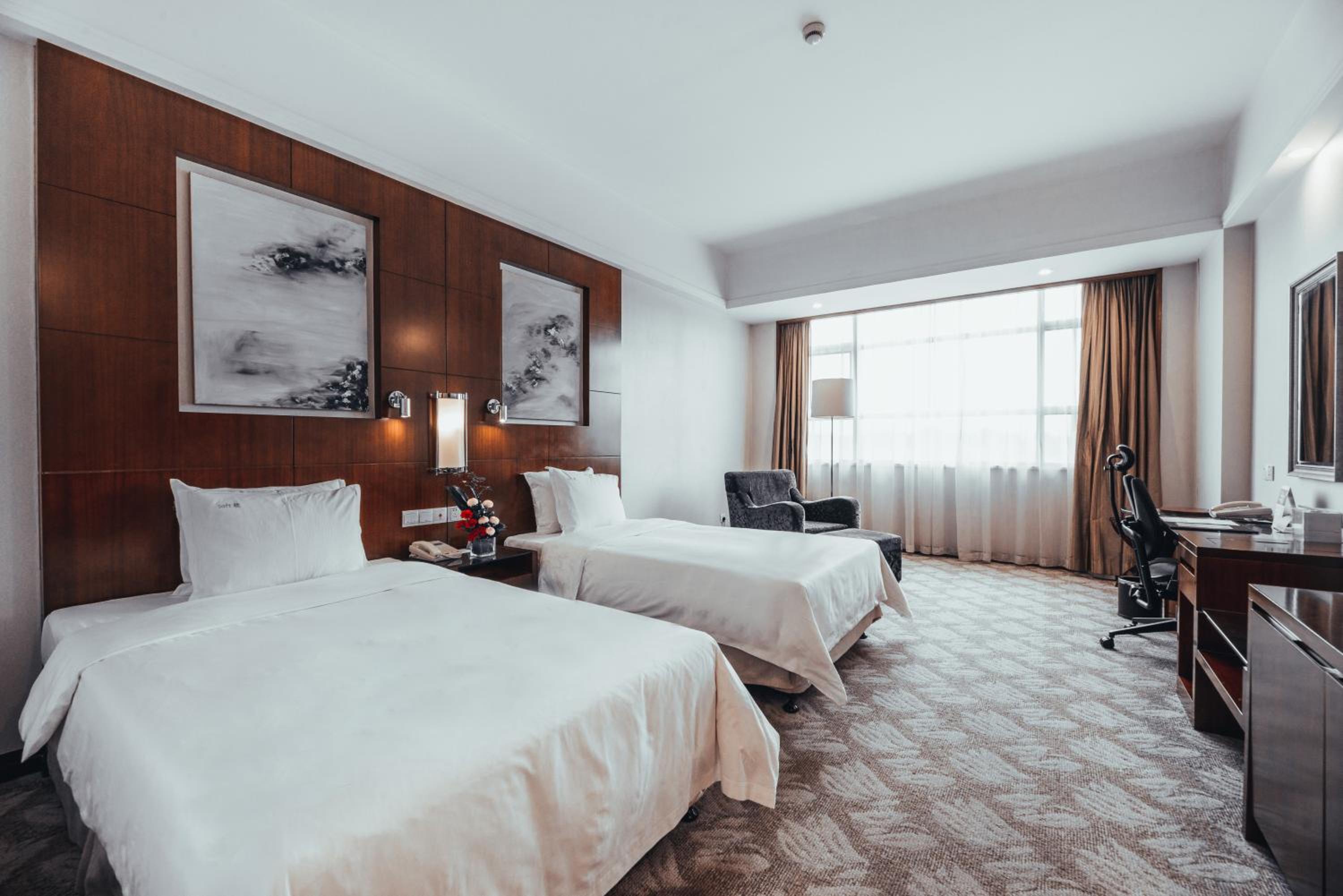 Standard King Room with Two King Beds photo 2