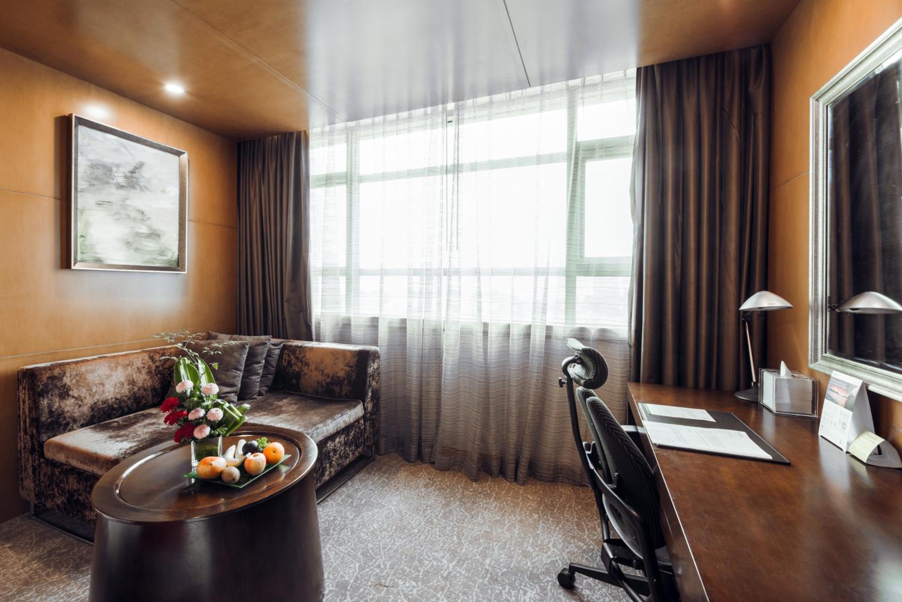 Standard King Room with Lounge Access photo 1