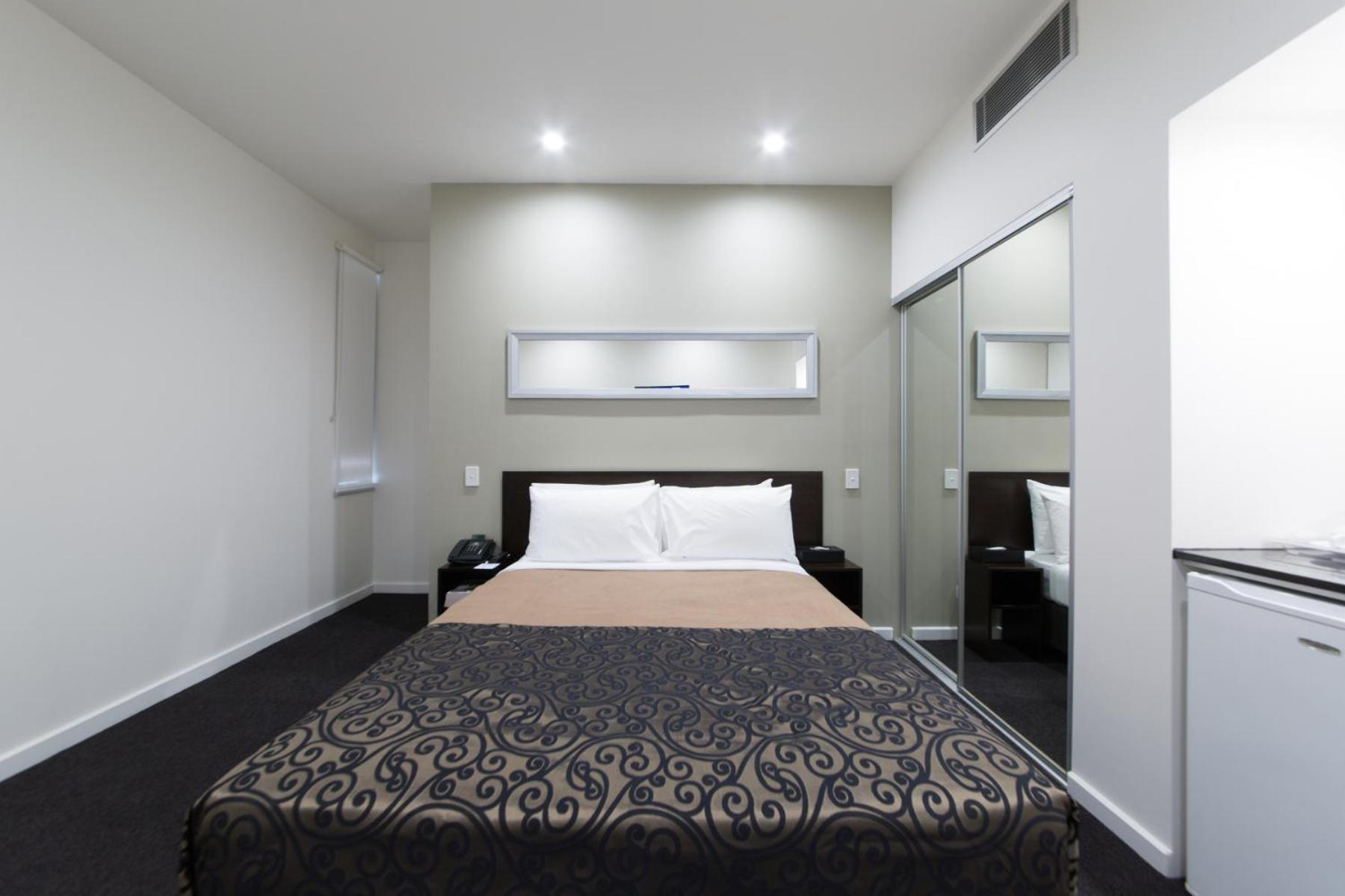 Standard Queen Room - Photo 6
