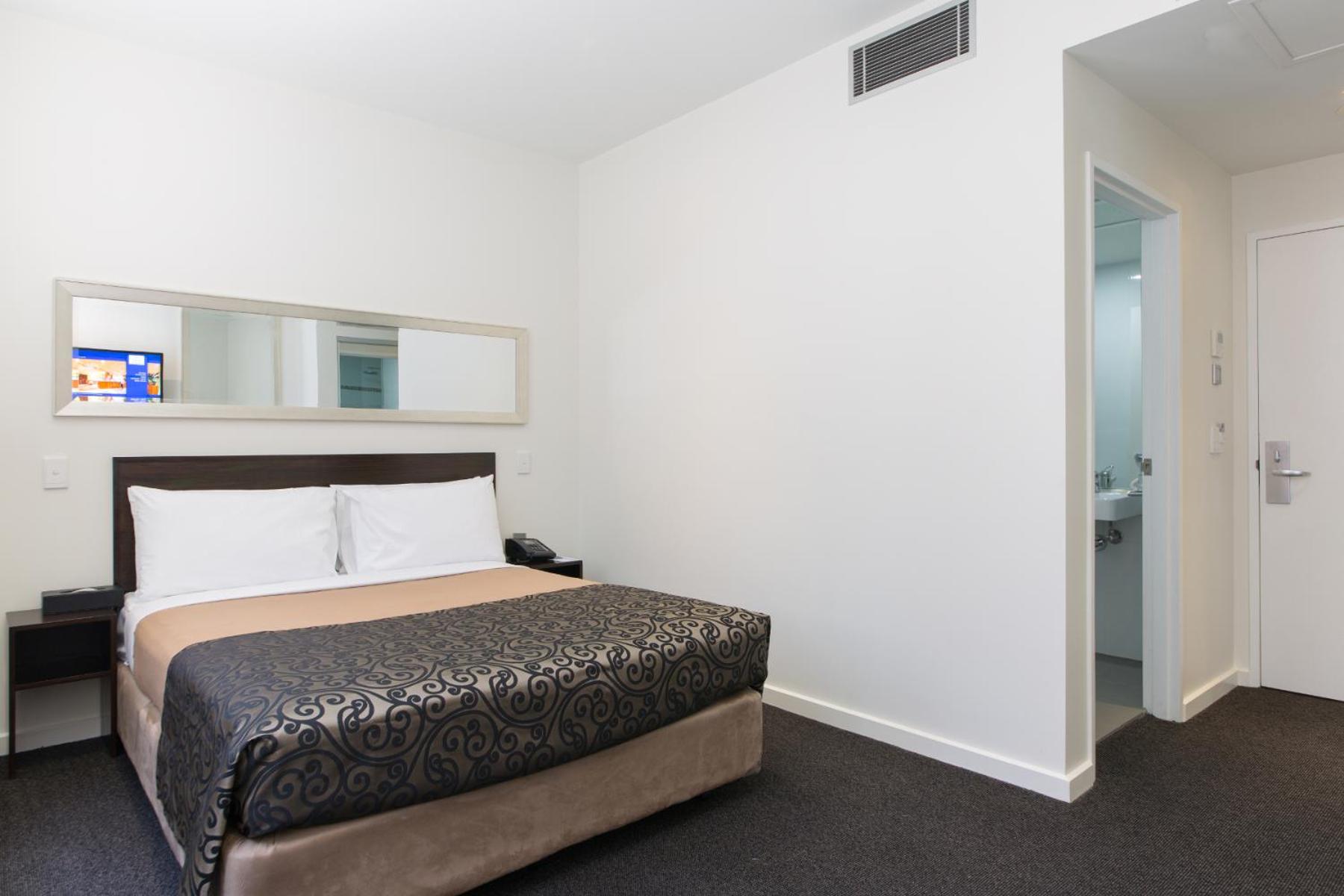 Standard Queen Room - Photo 7