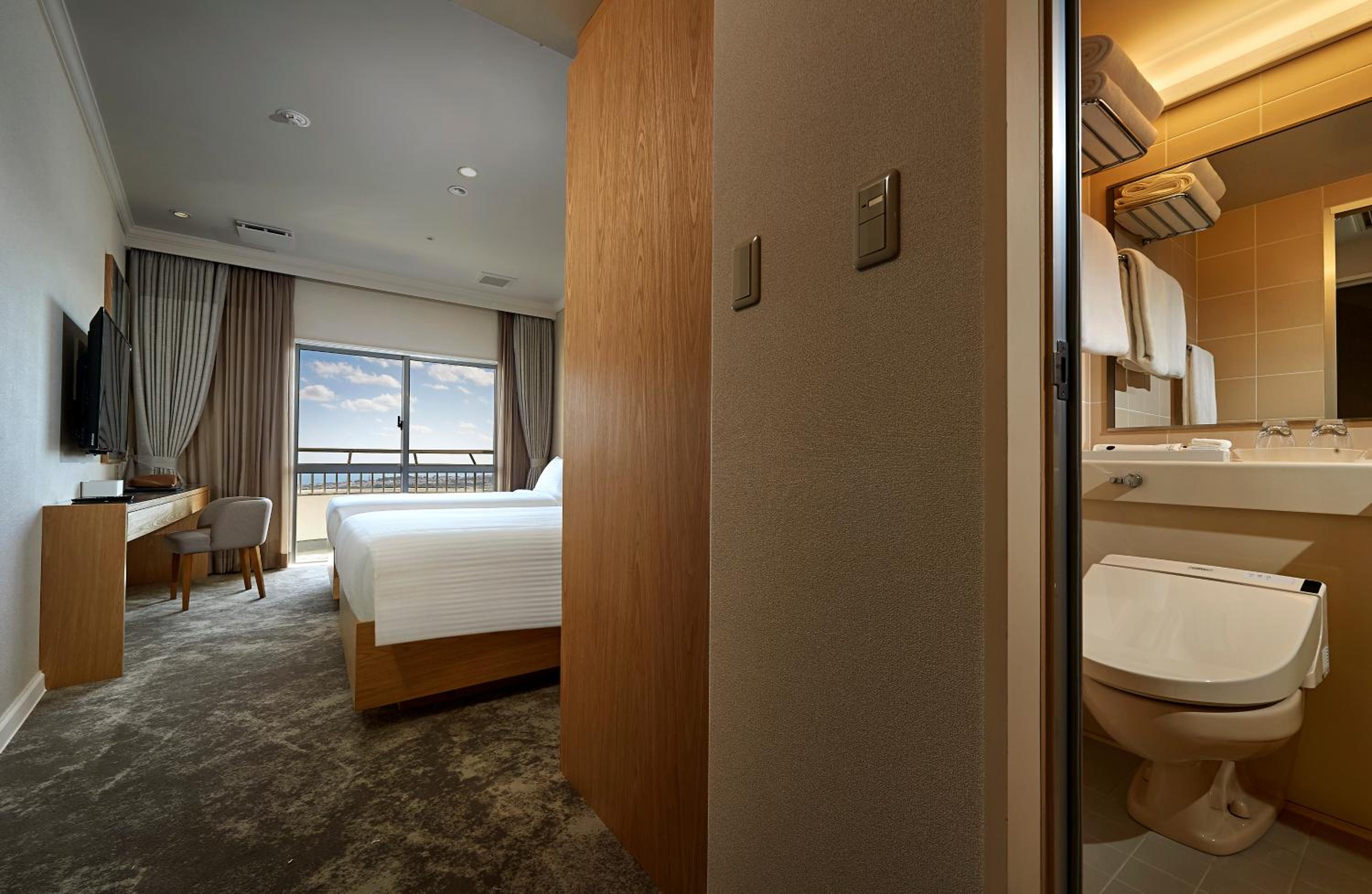 Executive Suite - Photo 2