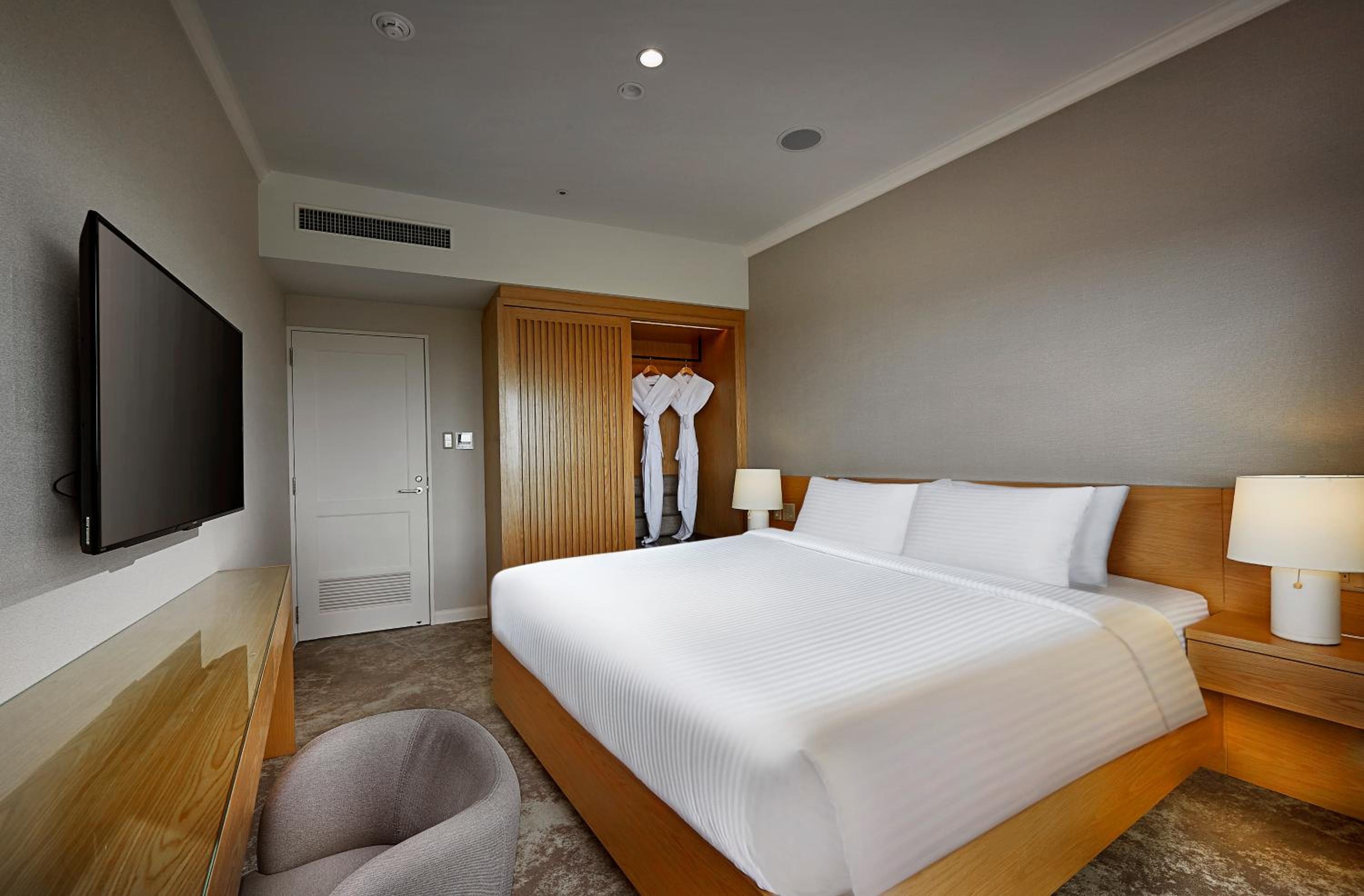 Executive Suite - Photo 8