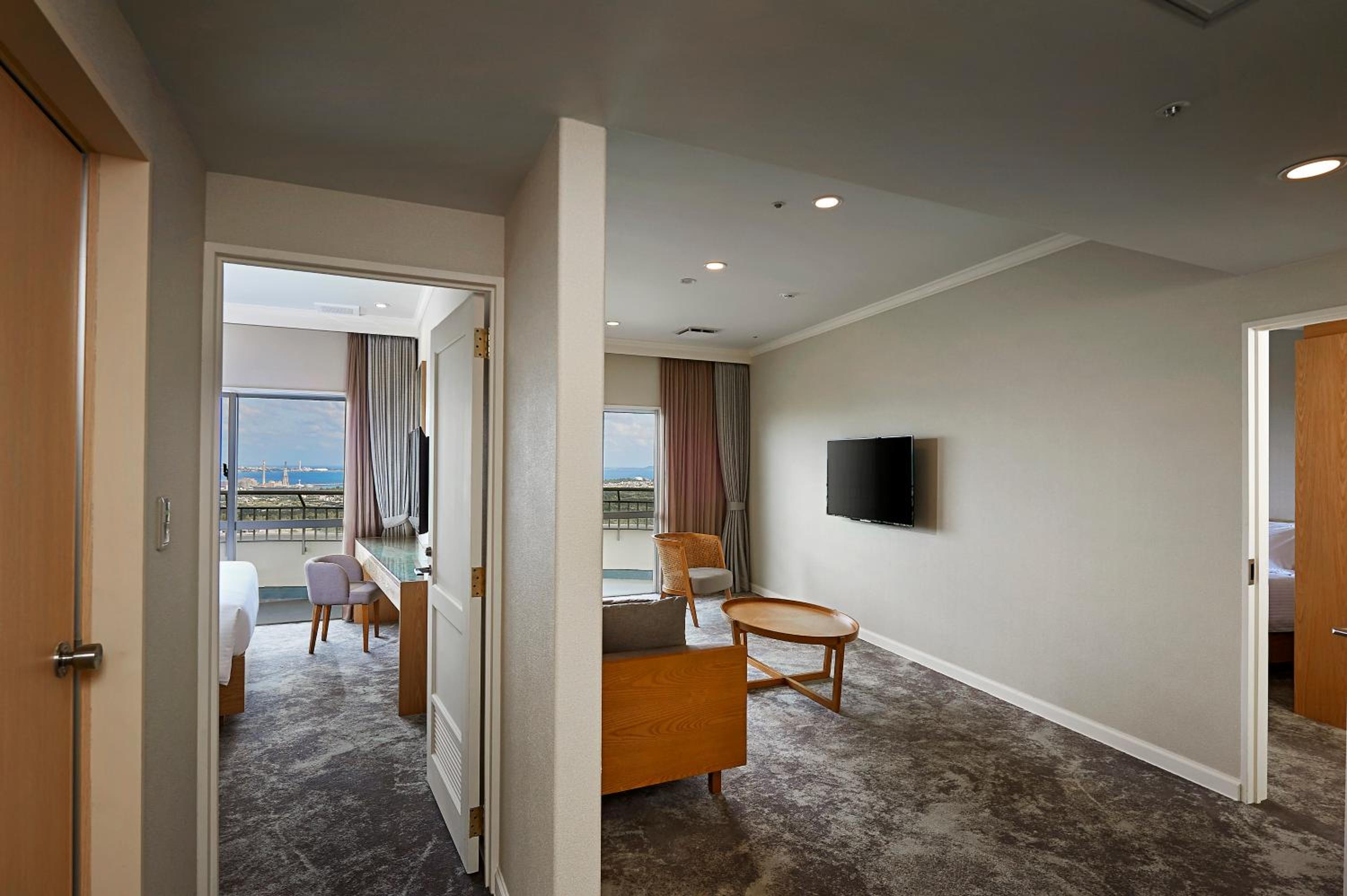 Executive Suite - Photo 3