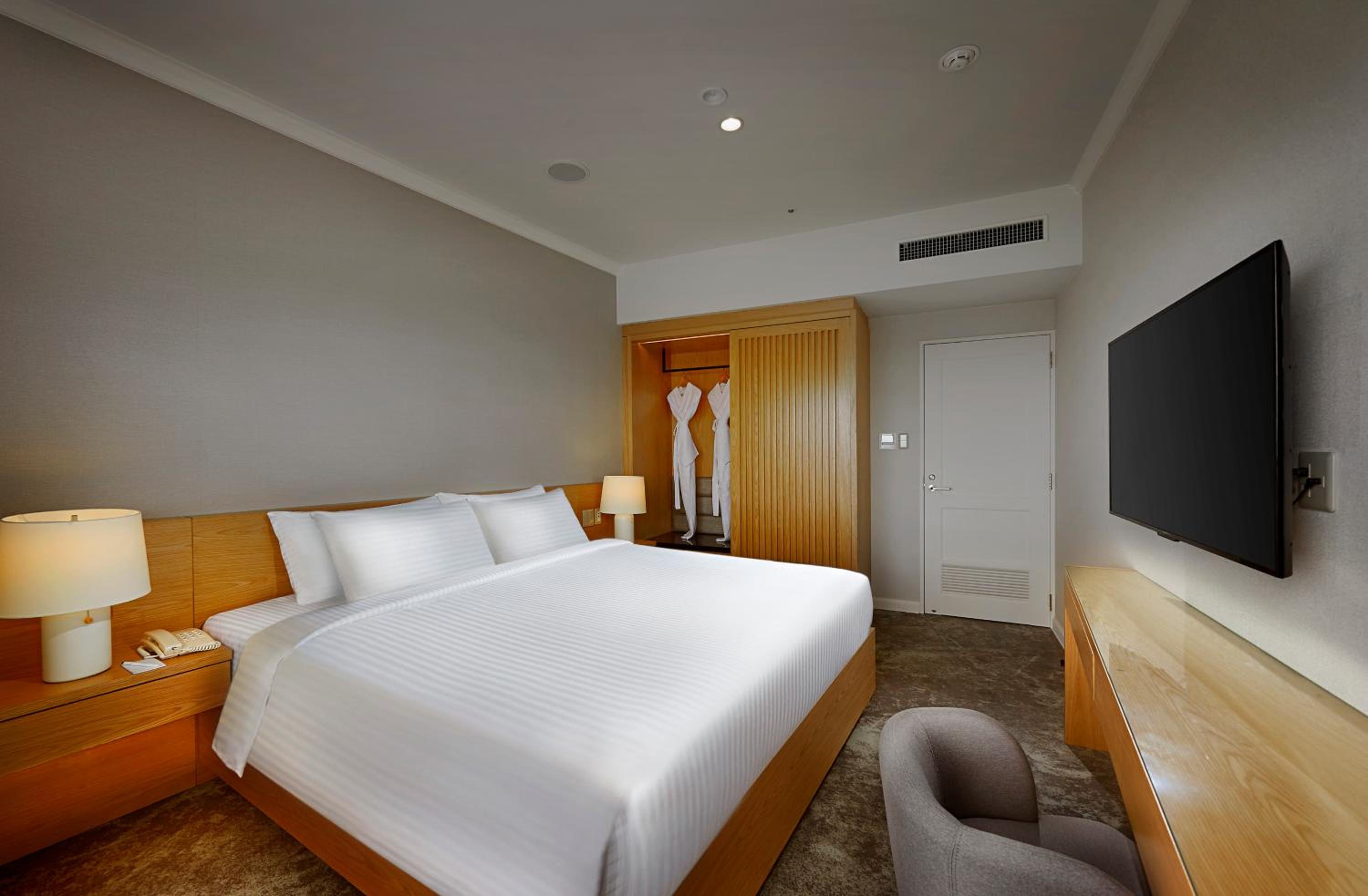 Two-Bedroom Suite - Photo 4