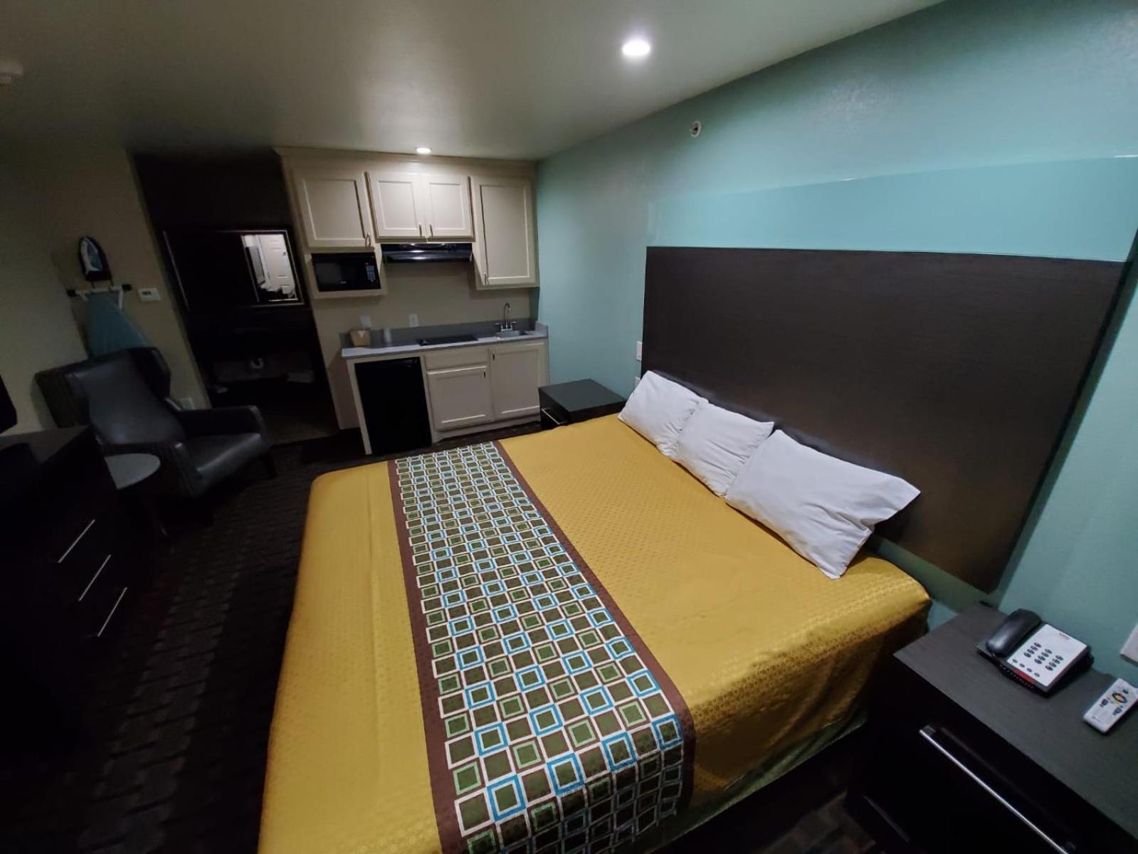 King Bed with Kitchenette - Smoking photo 1