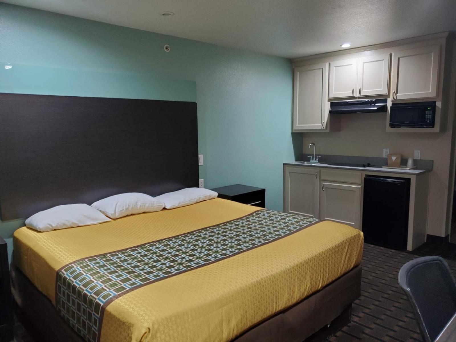 King Bed with Kitchenette - Smoking photo 2