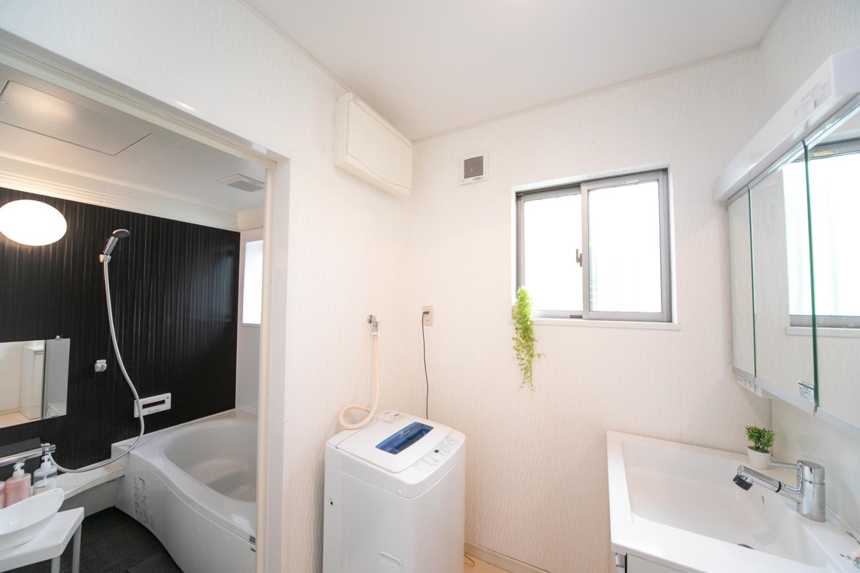 Five-Bedroom House - Photo 8