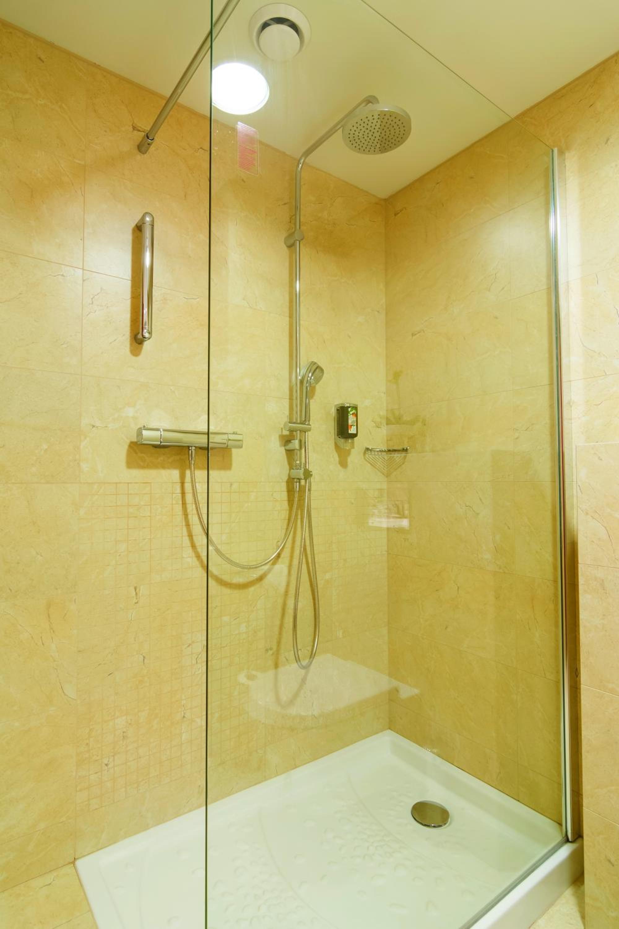 Business 1 Queen Bed Non-Smoking Room - Photo 4