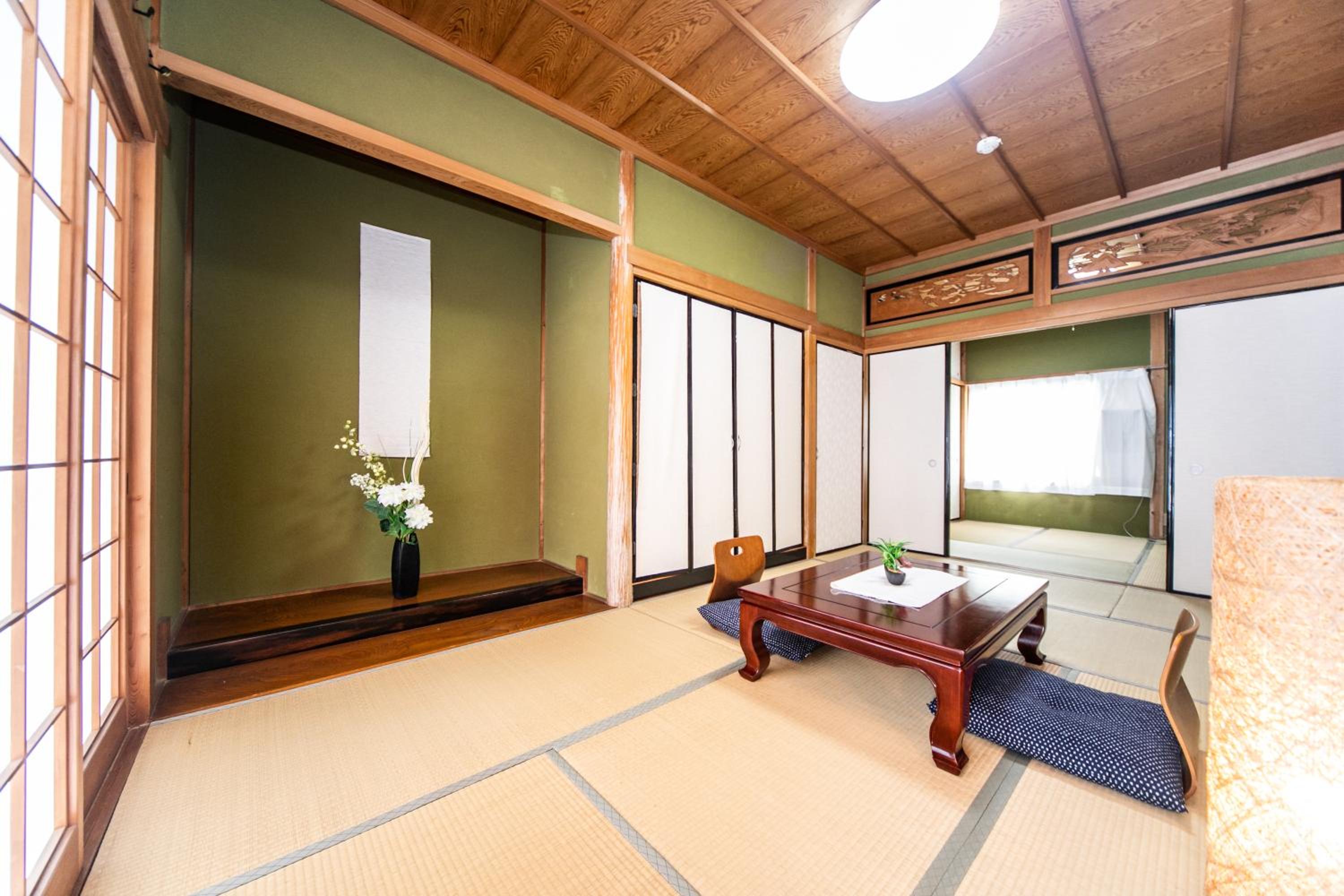 Five-Bedroom House - Photo 12