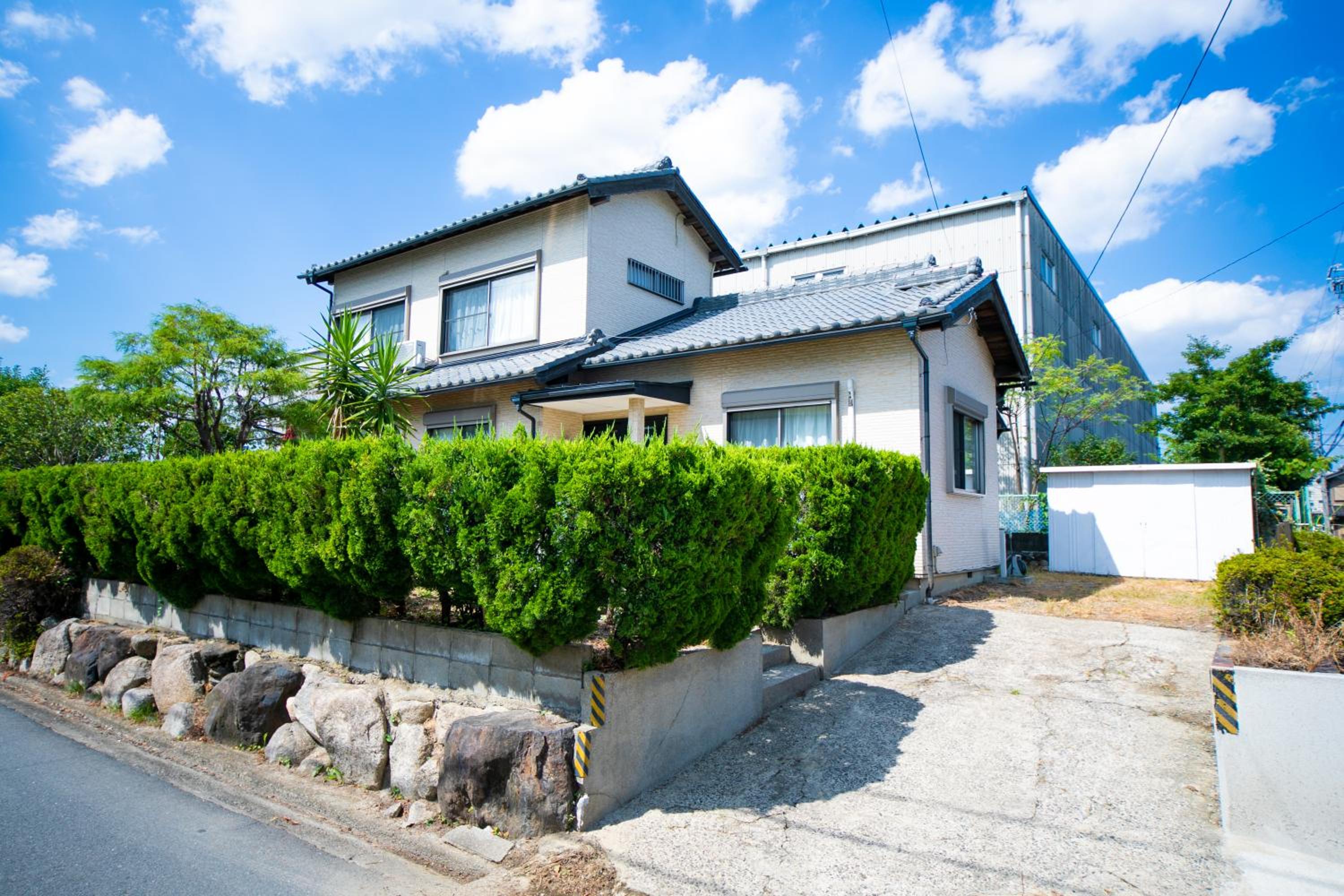 Five-Bedroom House - Photo 34