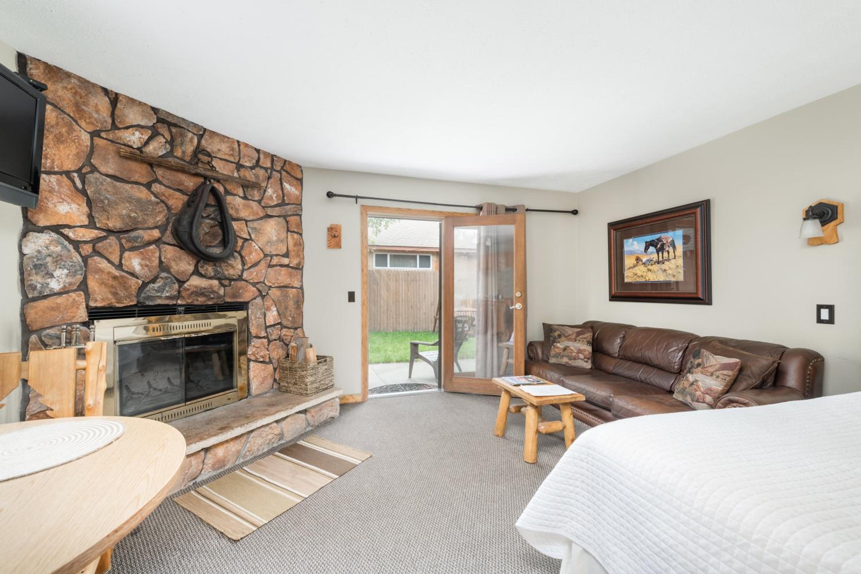 Queen Suite with Hot Tub