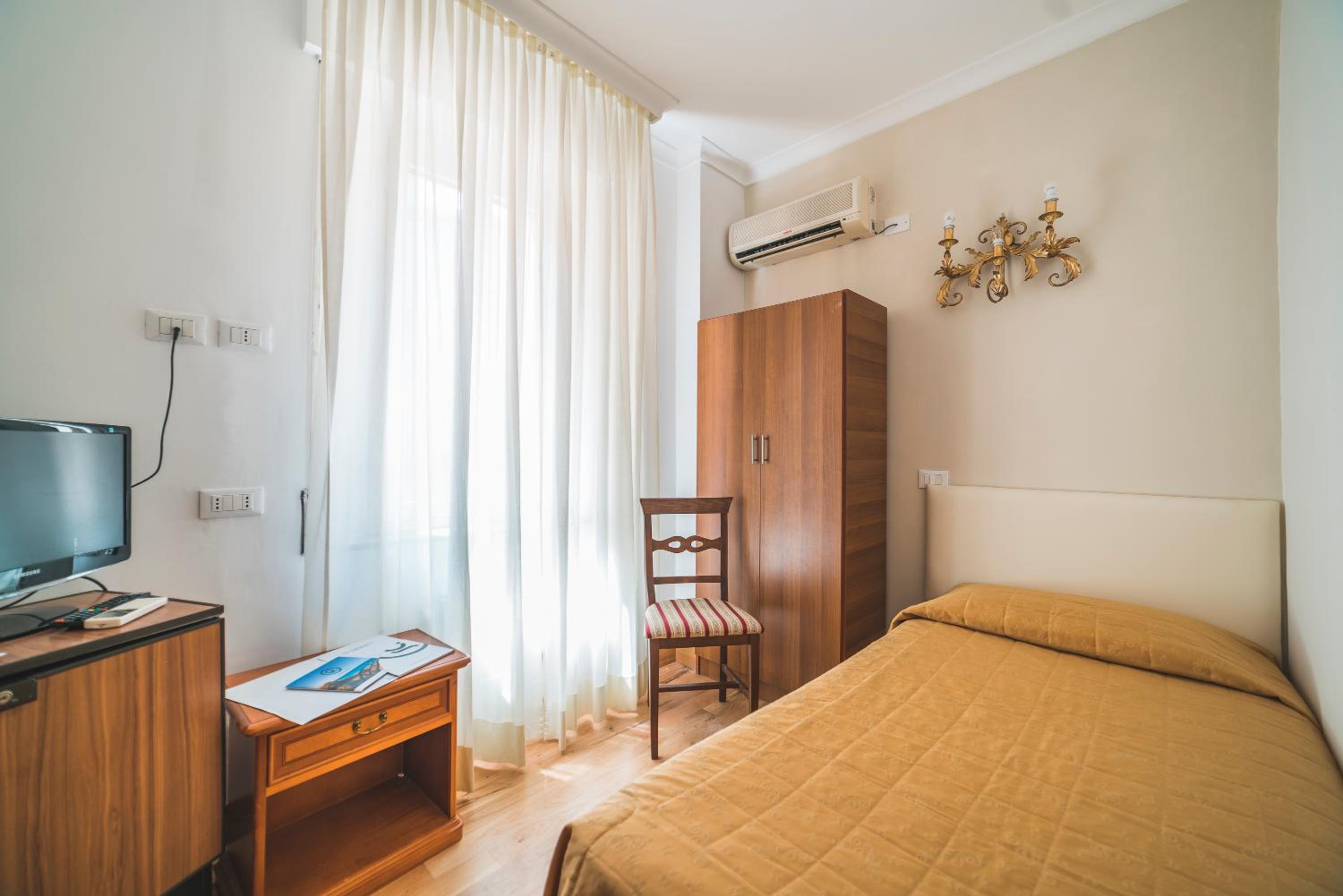 Single Room photo 3