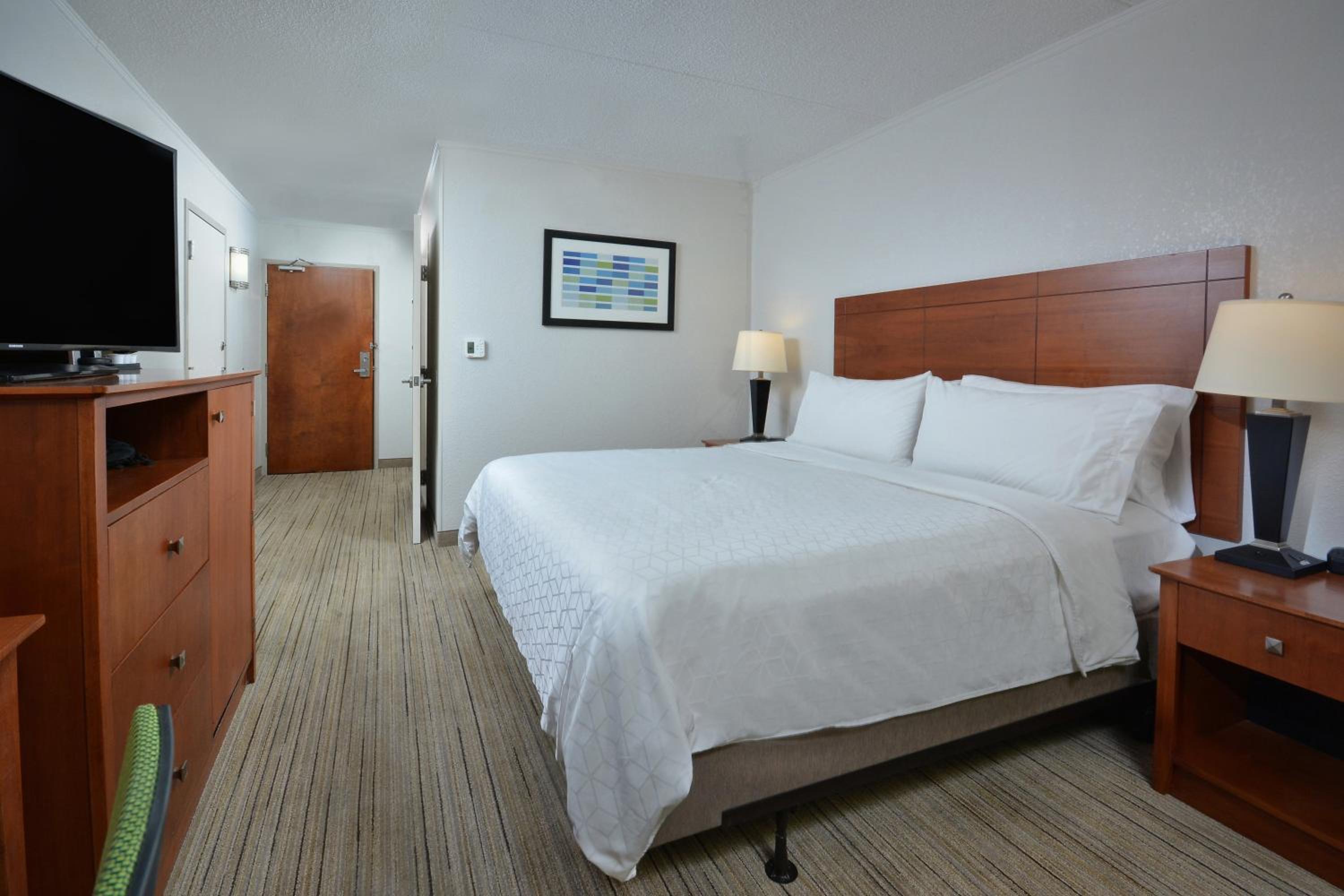 Standard King Room with Mobility Accessible Tub - Photo 4