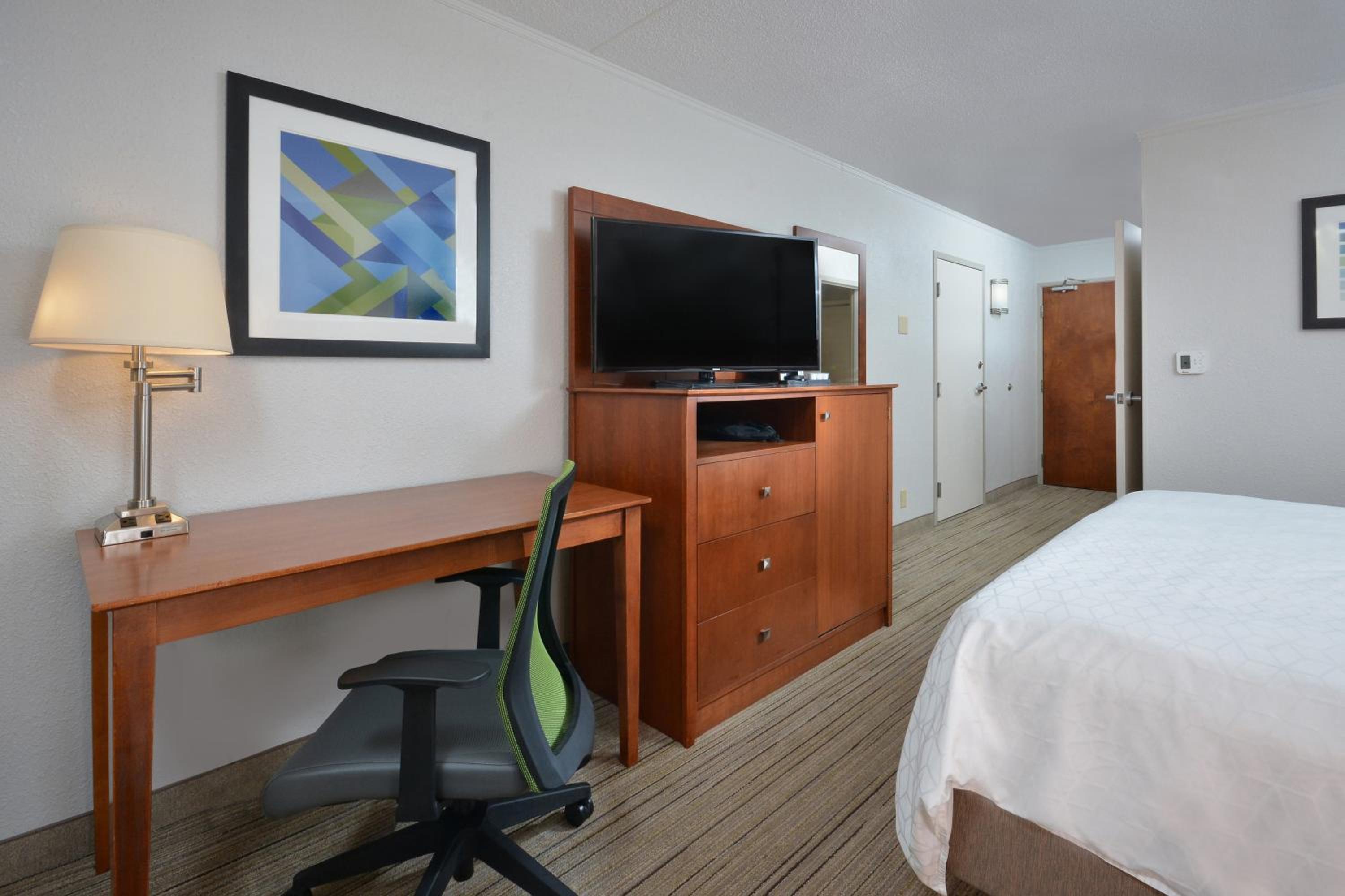 Standard King Room with Mobility Accessible Tub - Photo 2