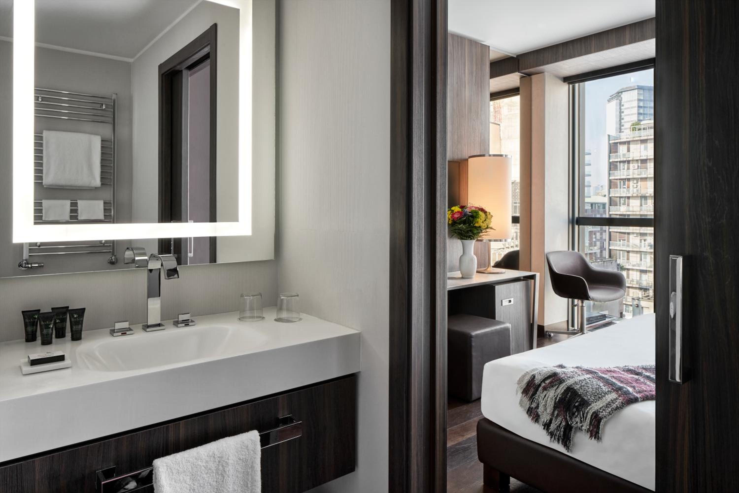 King Room with City View thumbnail 5