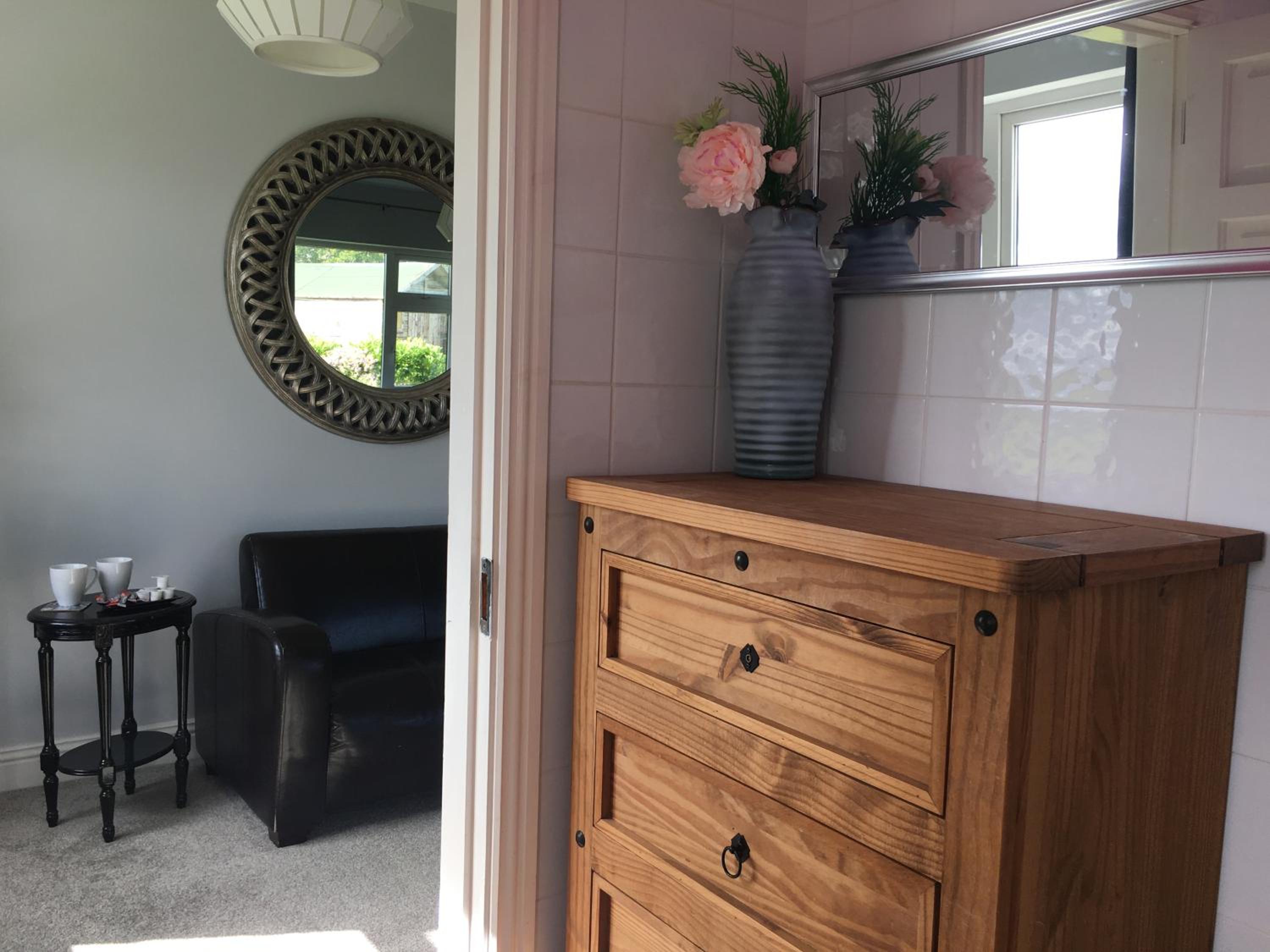 Deluxe Queen Suite - Photo 13