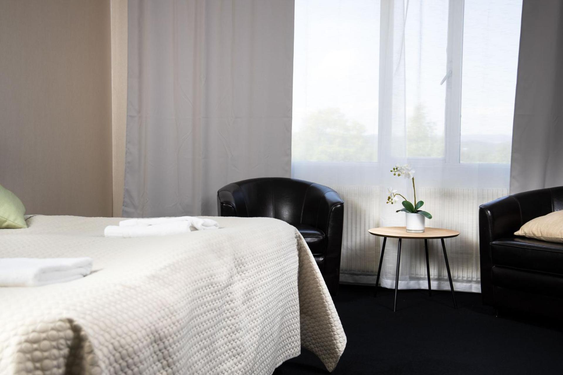 Deluxe Suite with Spa Bath - Photo 2