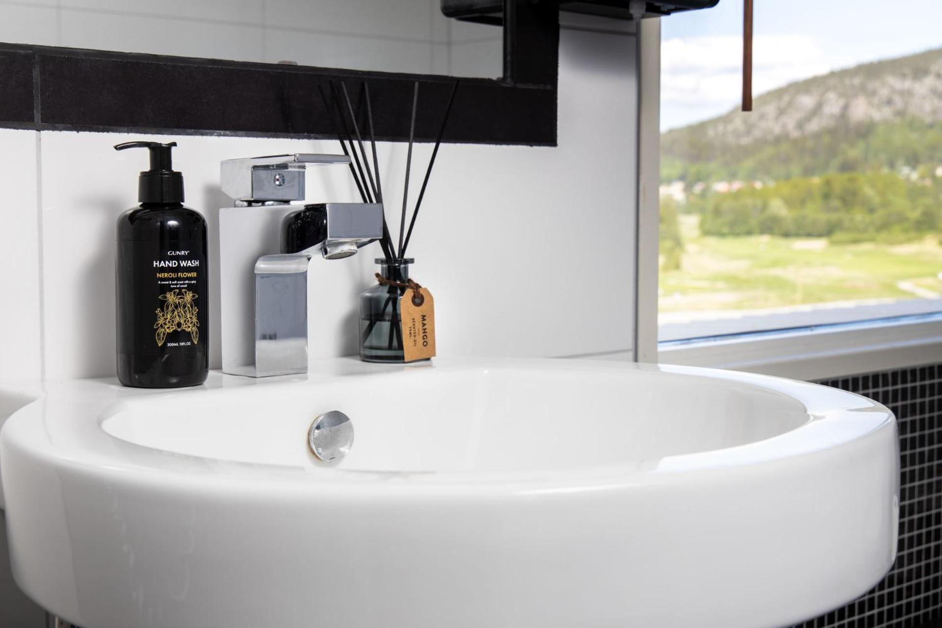Deluxe Suite with Spa Bath - Photo 3