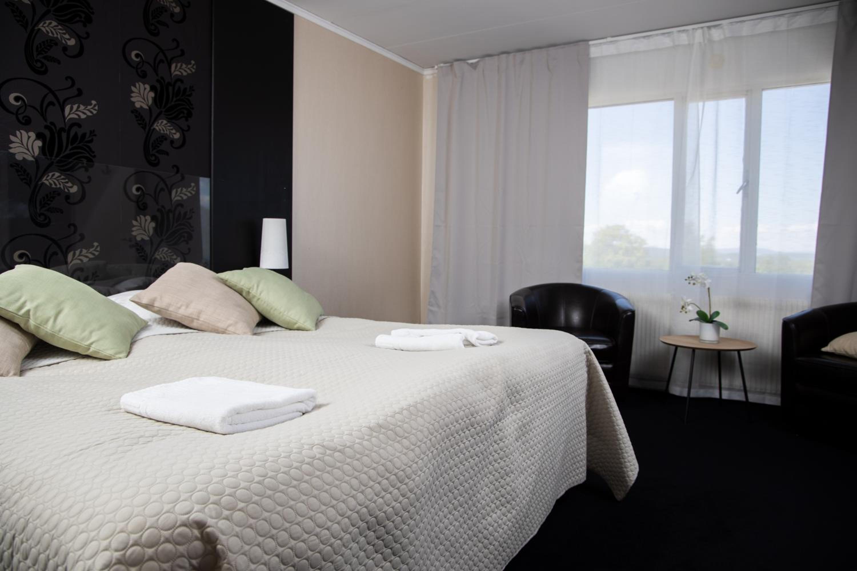 Deluxe Suite with Spa Bath - Photo 6
