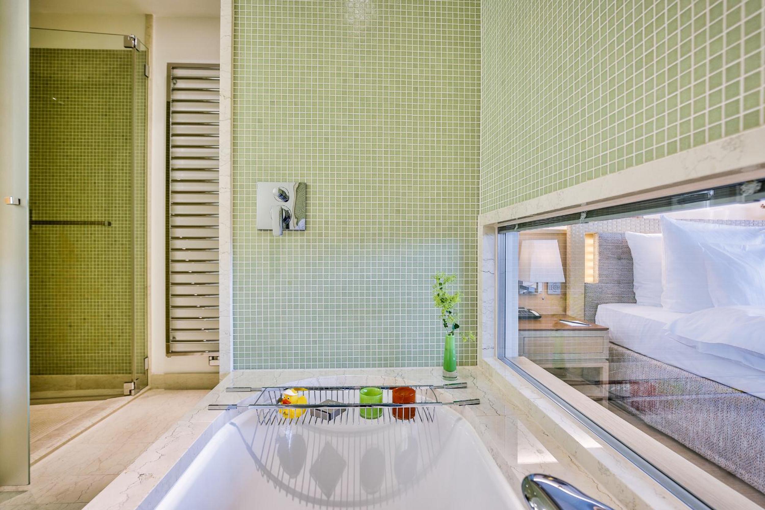 Deluxe Double Room thumbnail 5