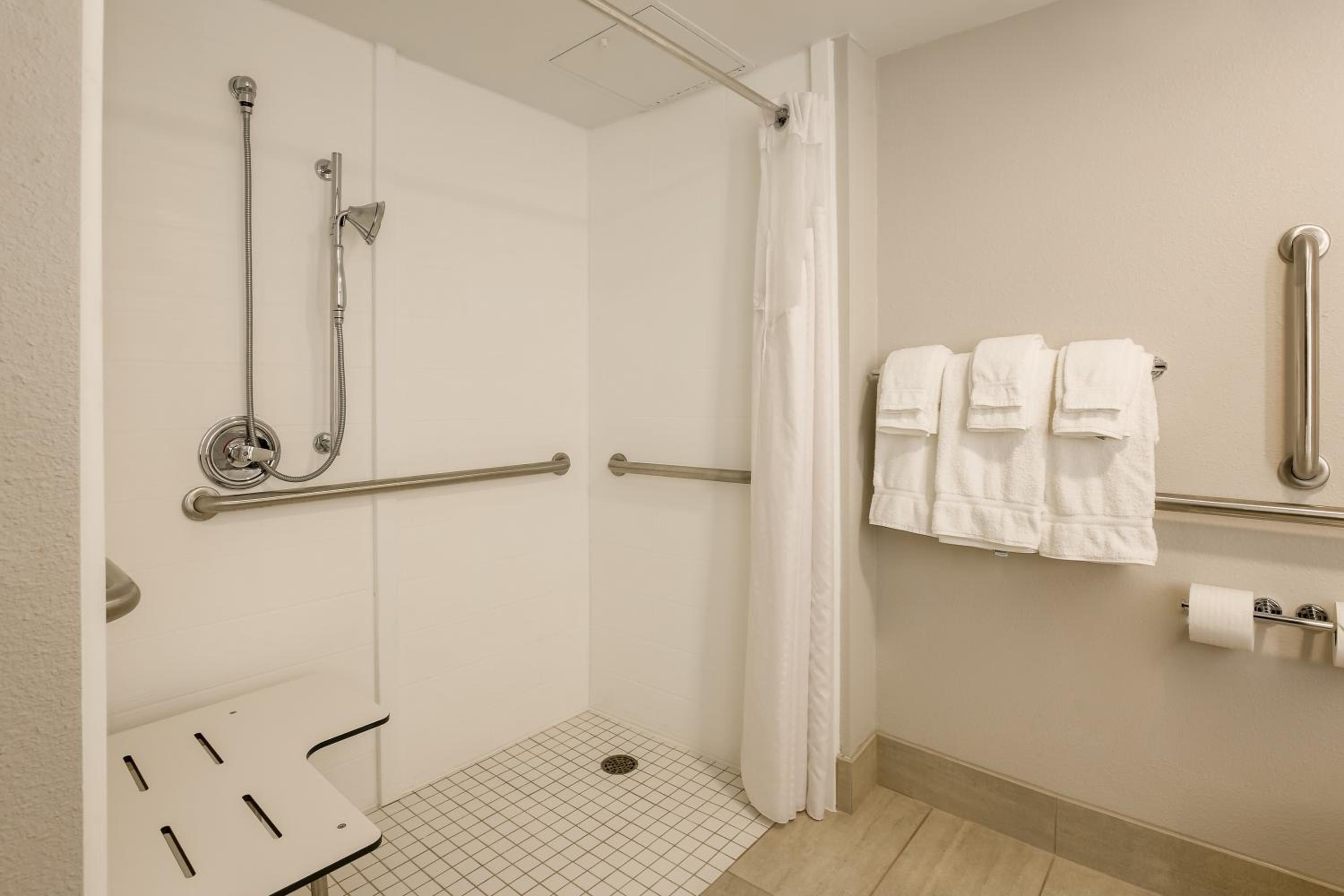 Queen Room - Disability Access Tub - Photo 4