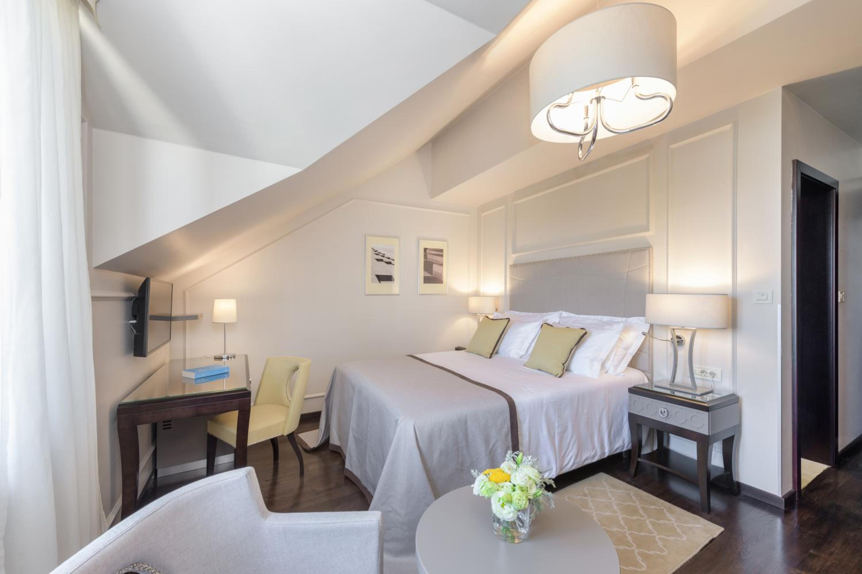 Standard Double or Twin Room - Photo 9