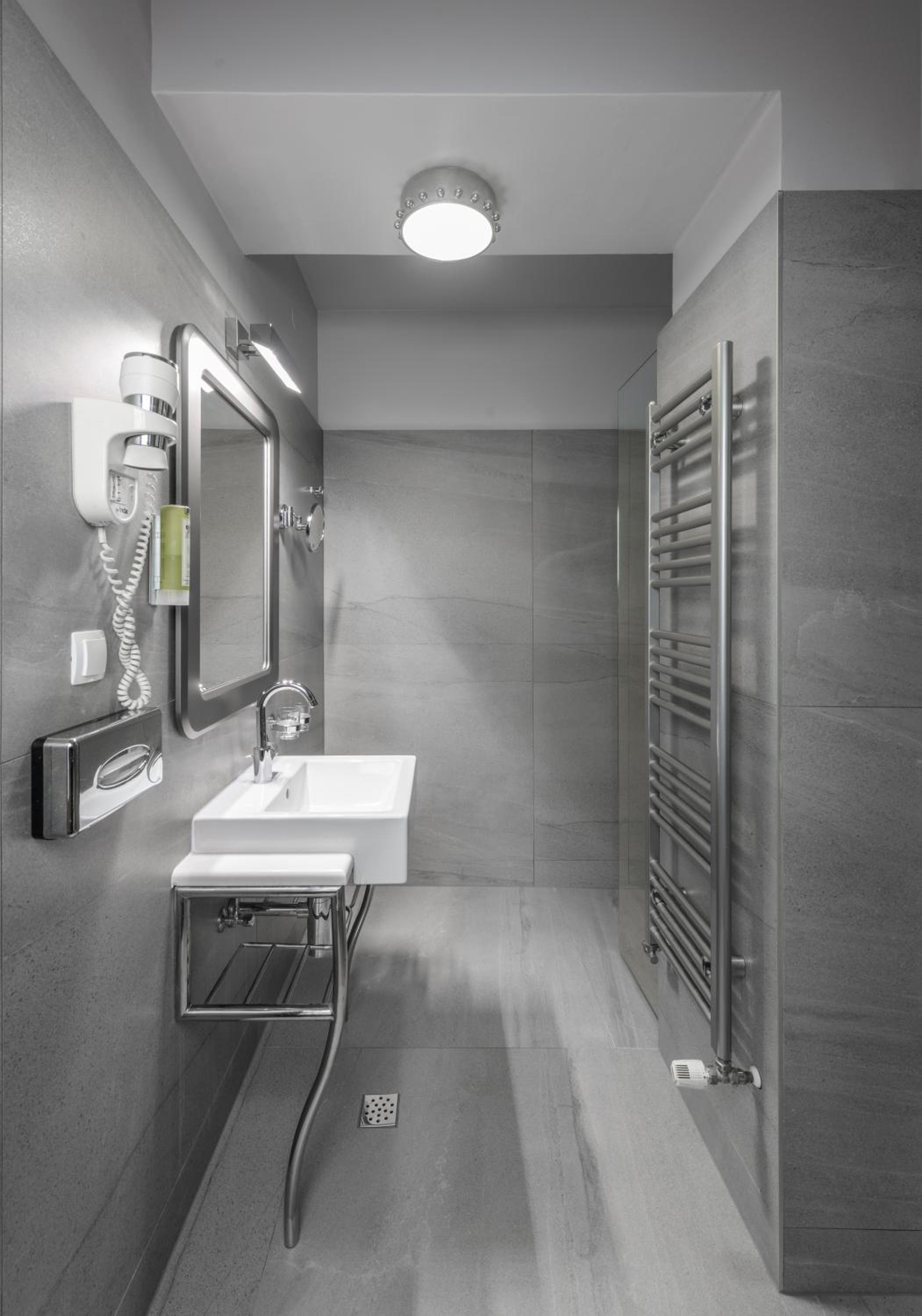 Standard Double or Twin Room - Photo 10