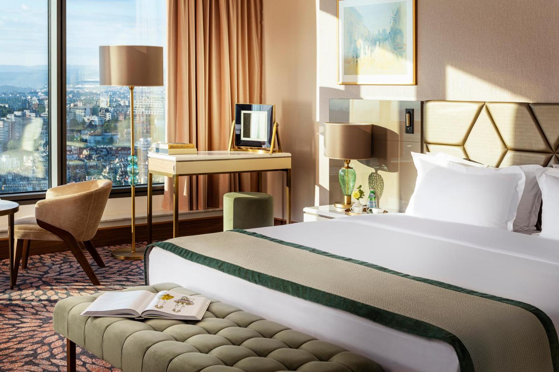 Premium Room with King Bed - Photo 5