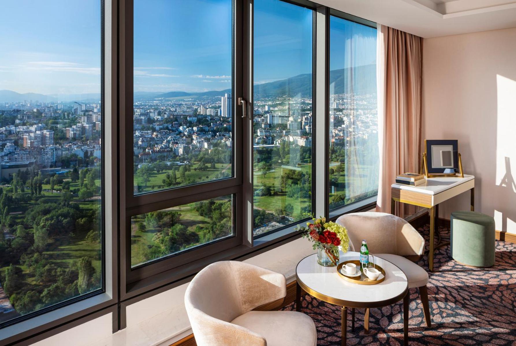 Premium Room with King Bed - Photo 4
